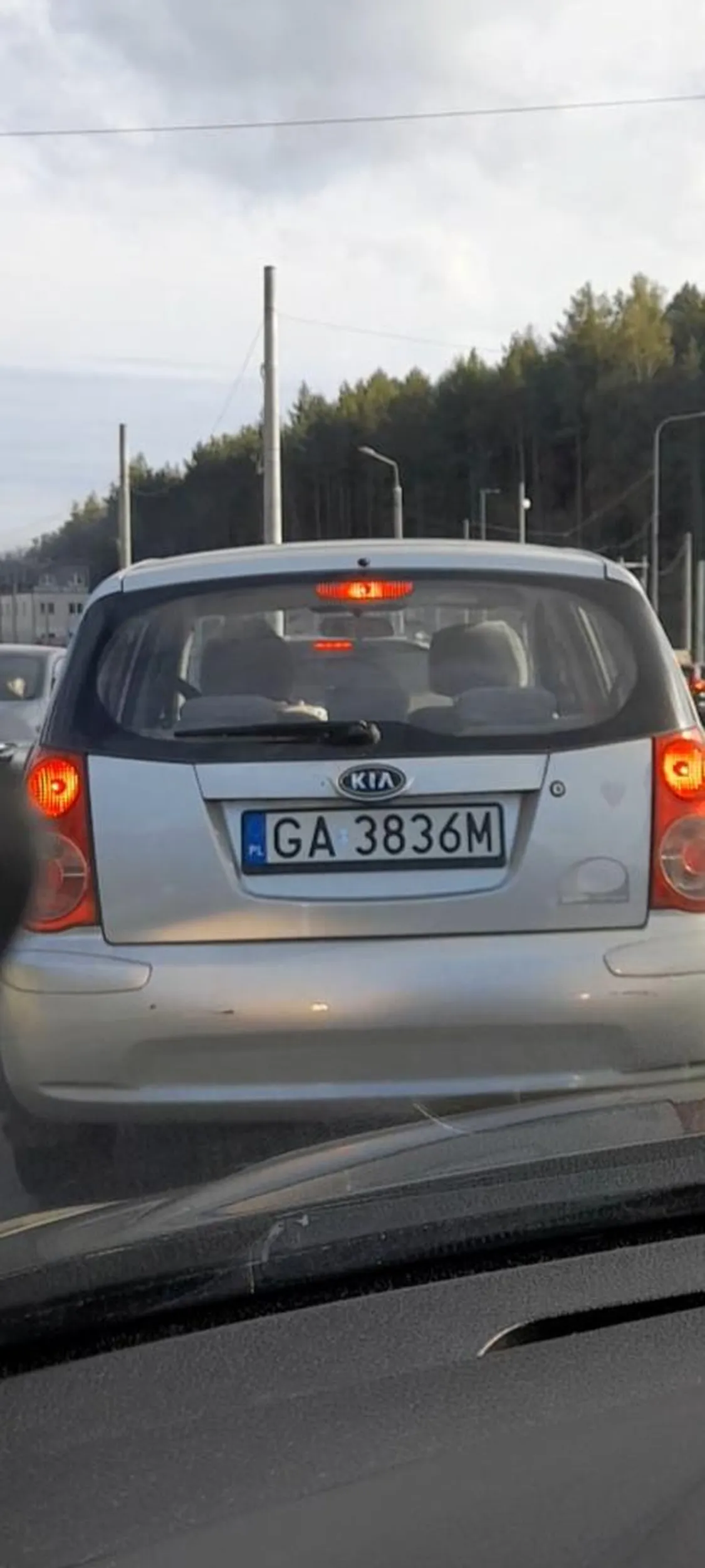 Trochę kultury stara babo na drodze a ten palec se w tą stara dupe wsadz