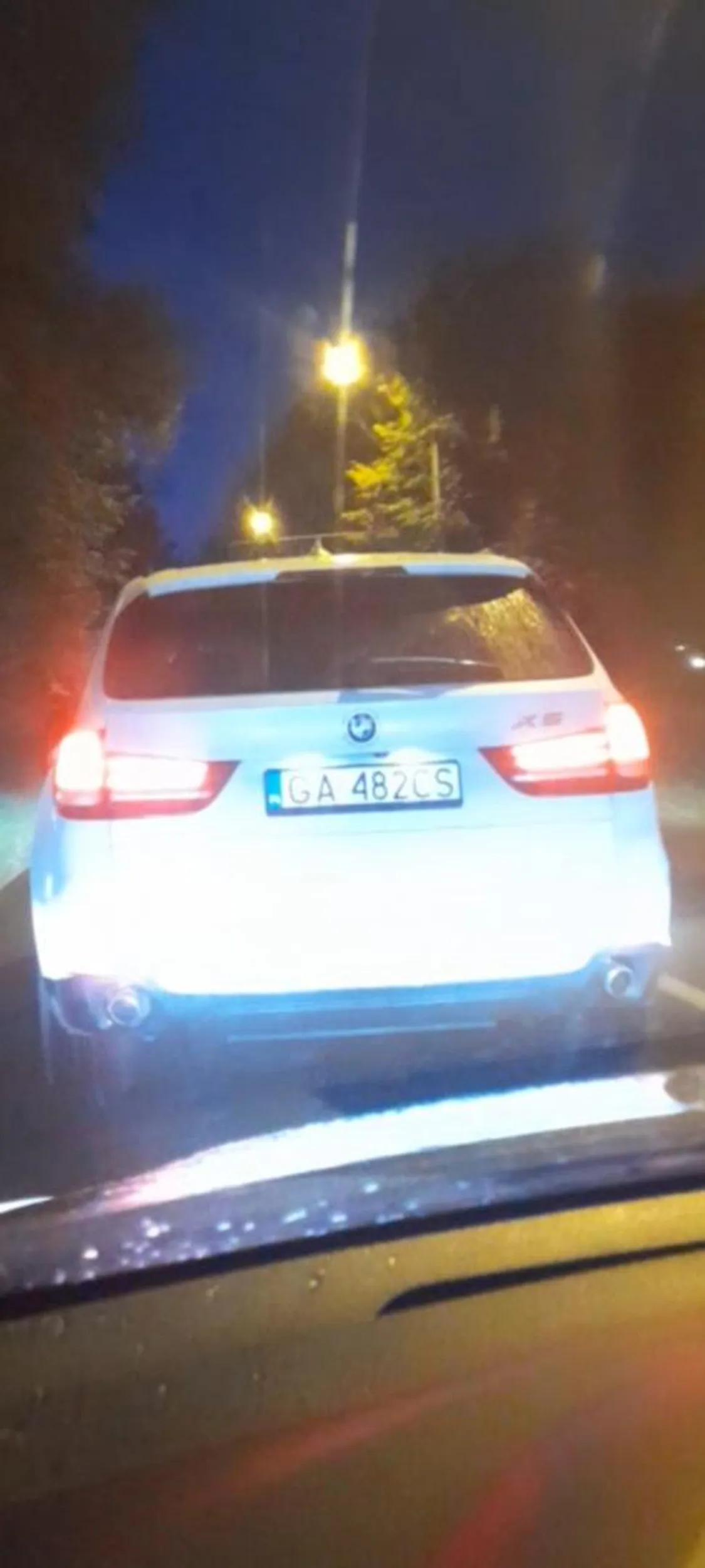 Za jazdę lewym pasem i blokowanie go  jak prawy jest wolny mandat do 3 tys. zł Blondi