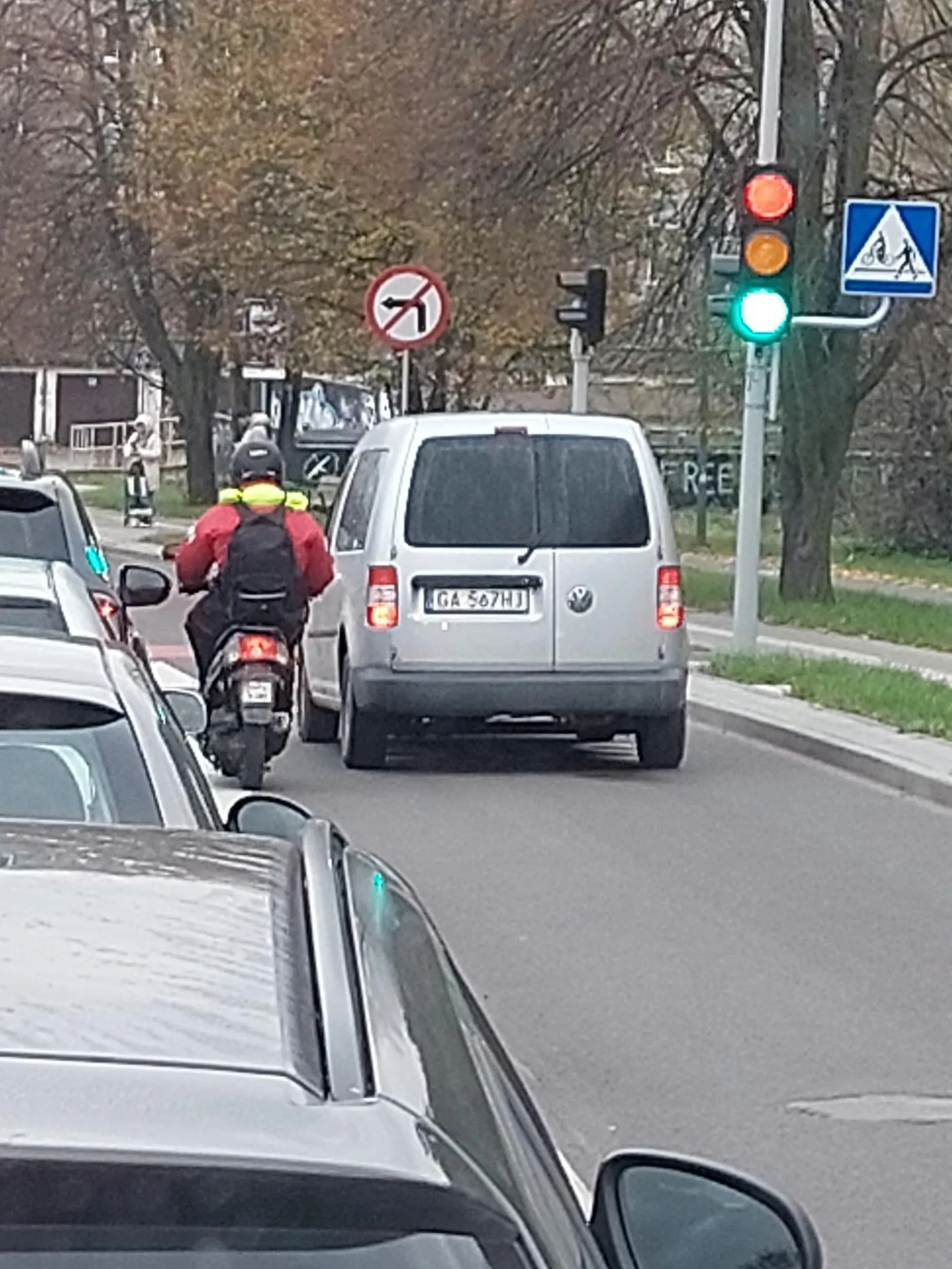 Jakiś dzieciak, pewnie świeżo po prawku, a już zapomniał do czego służą bus pasy..  a może uczą że do omijania korków.