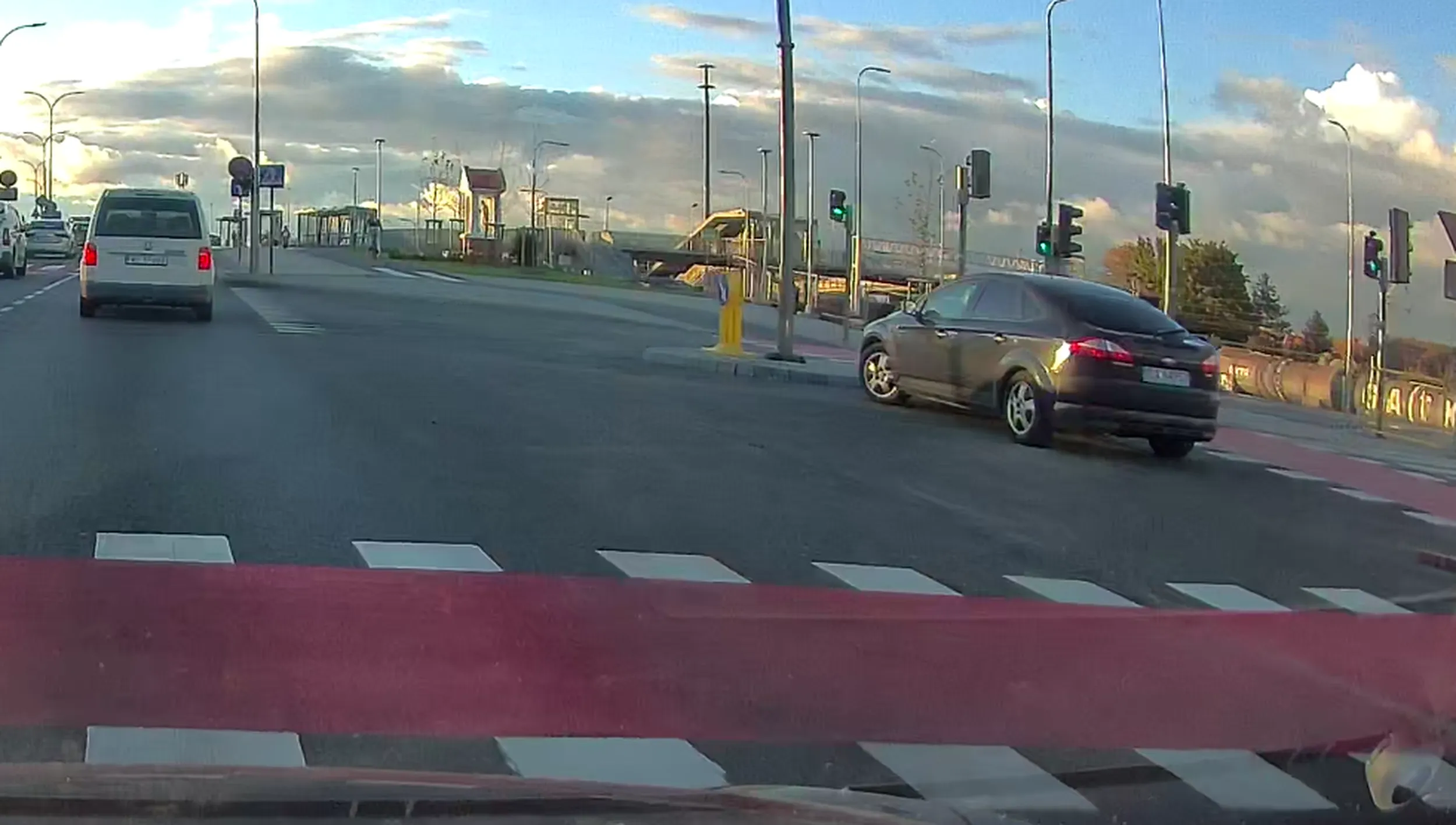 Smutni panowie już nawet w takich miejscach sie zatrzymują bez żadnych sygnałów uprzywilejowanych a potem szukają czegoś w w swoim bagażniku