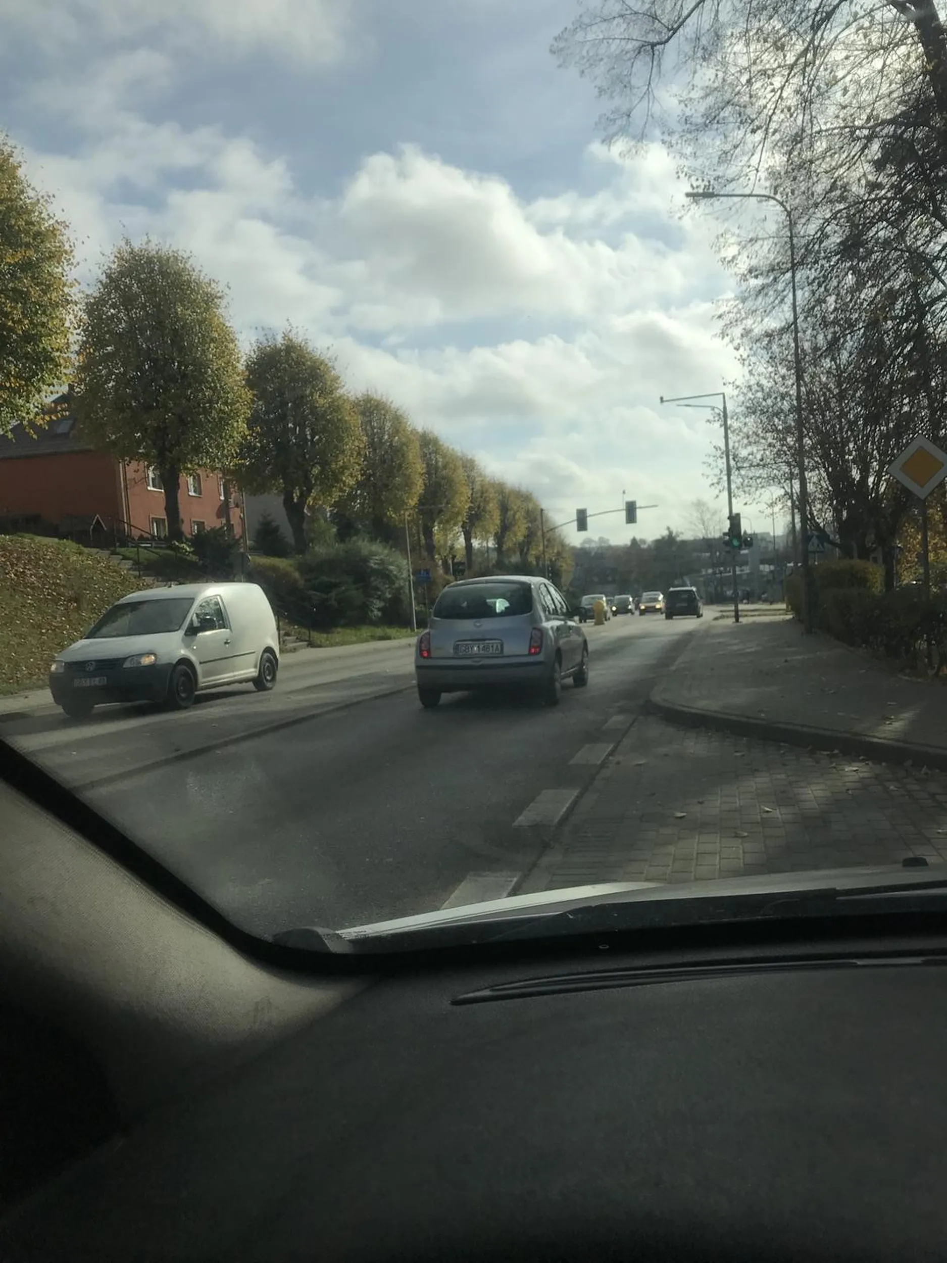 Przydało by się spojrzeć samemu czy nic nie jedzie, a nie ślepo wjechać za kimś pod inny samochód i mieć pretensje, robić zdjęcia i wystawiać środkowe paluszki. Mózgu trochę używaj kobieto, albo oddaj prawo jazdy.