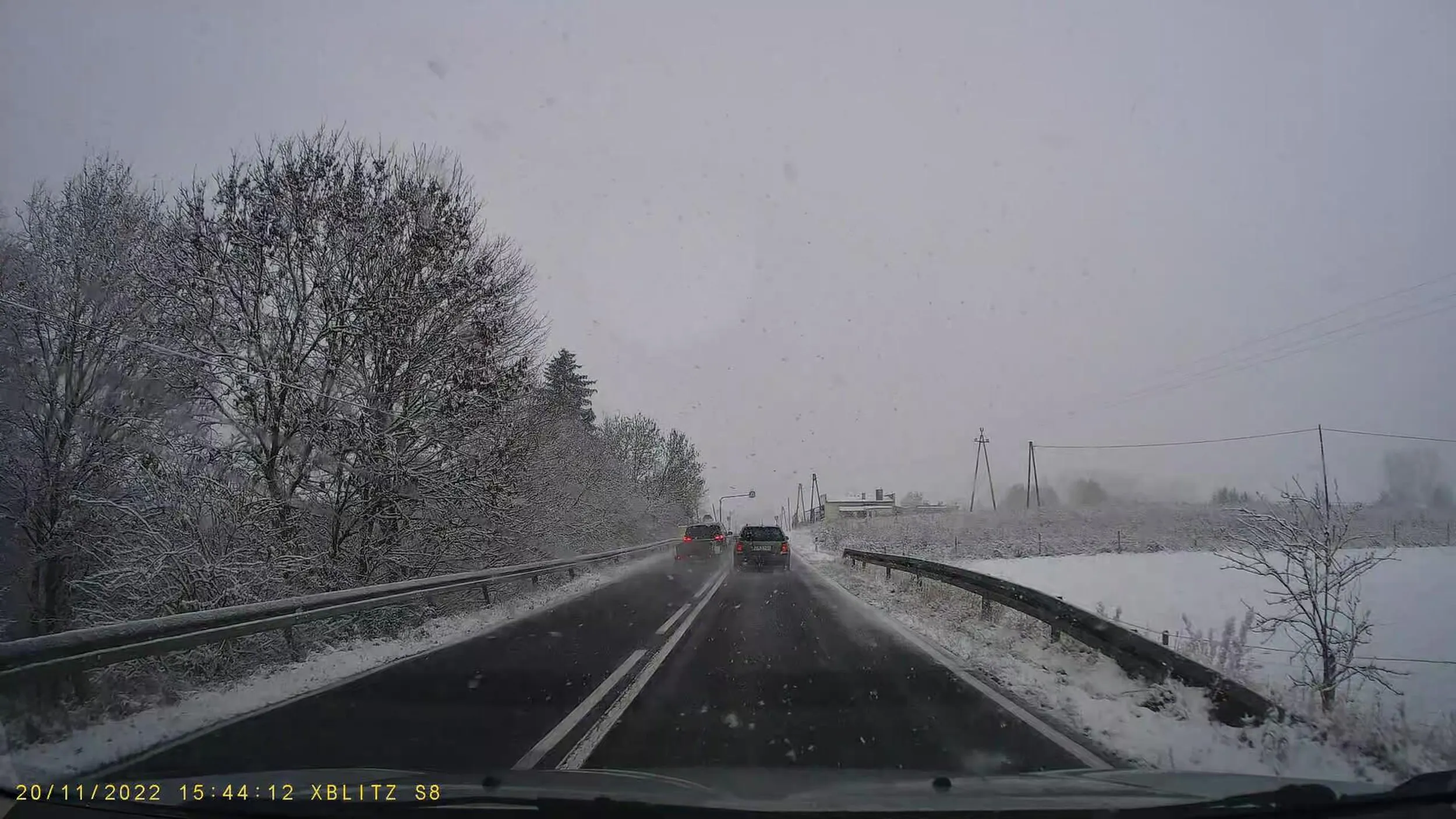 Kierowca z przyczepką wyprzedza kilka aut na ciągłej przed niebezpiecznym przejściem dla pierwszych. Nie zachowuje należytej odległości po zakończonym manewrze wyprzedzania. Nie dość, że ślizgo i pada śnieg, to i ryzykuje czyimś życiem.