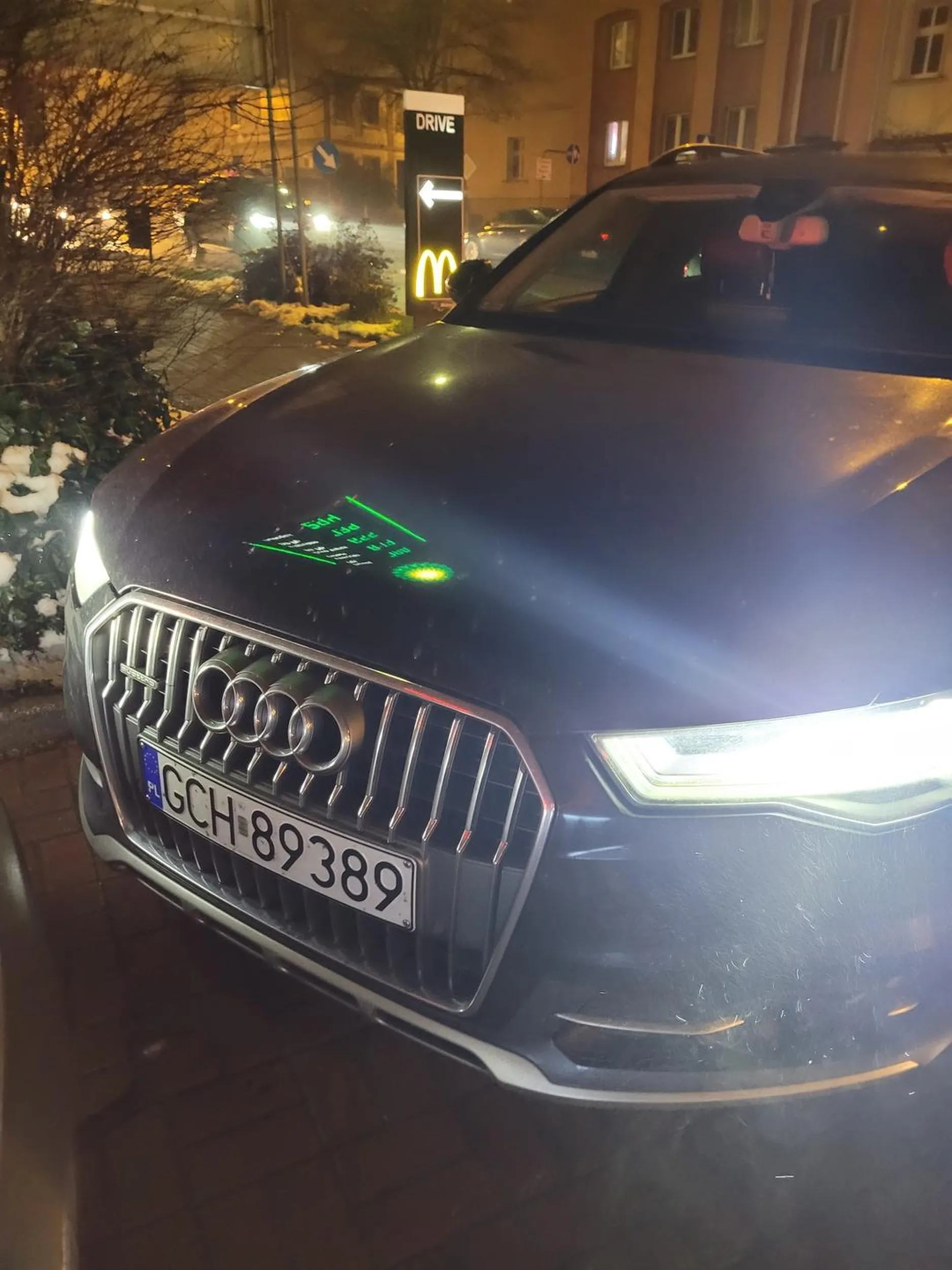 Burak i cham. Wjechał w kolejkę, próbował spowodować kolizję i wszystko sprowadza do "mam pierwszeństwo". Jest coś takiego jak kultura, a pierwszeństwo nie pozwala na wtrącenie się w kolejkę i tamowanie ruchu na całej ulicy.