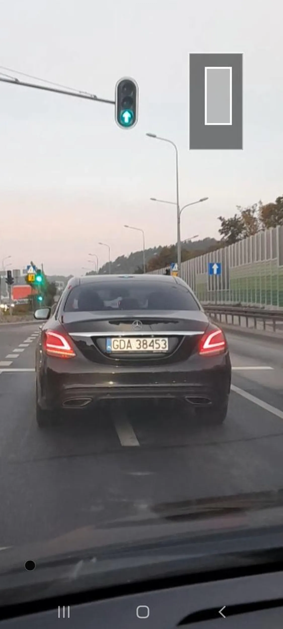 Pusta blondi telefon w ręku i nlokada lewego pasa