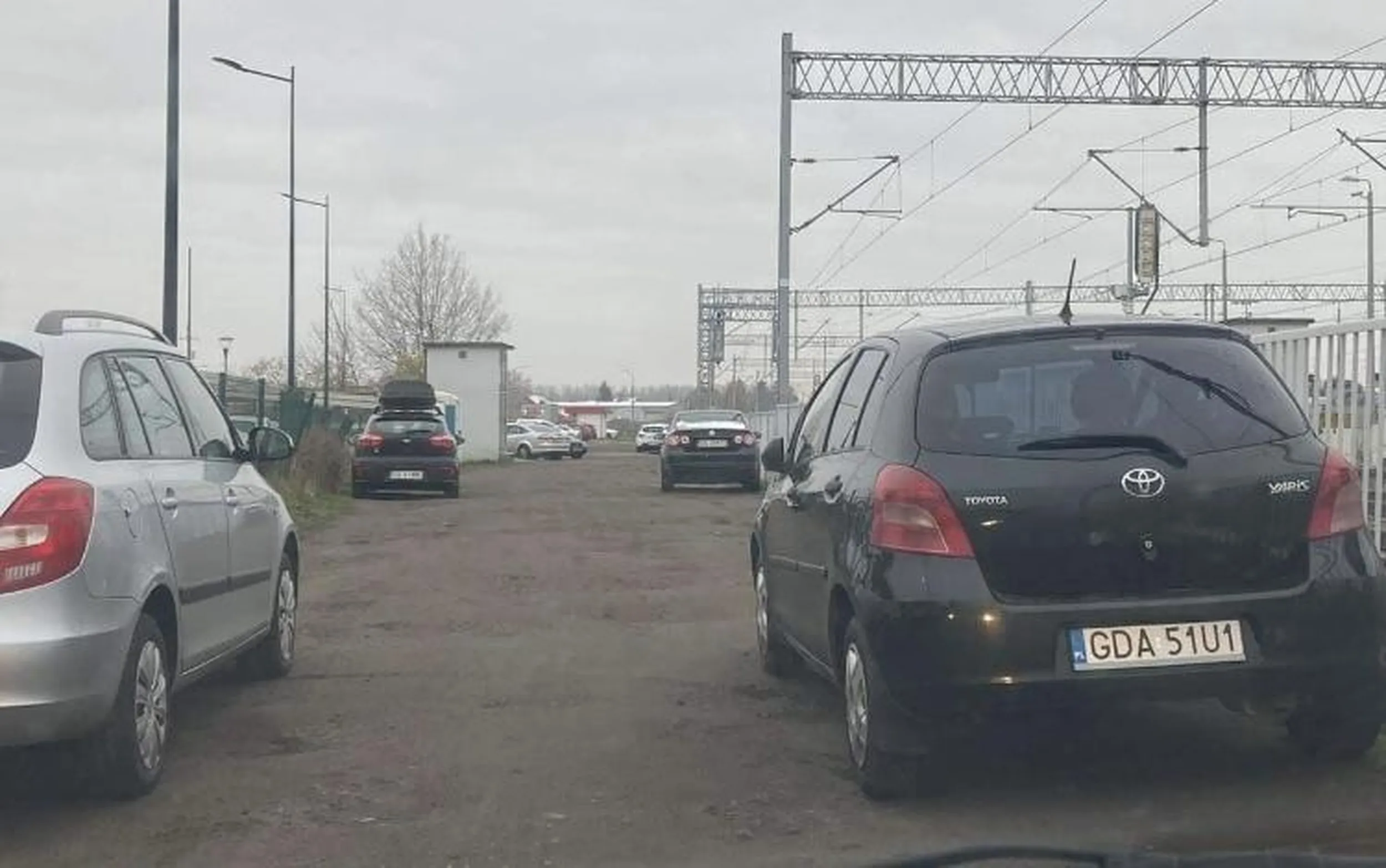 Genialne parkowanie zastawiające jeden z dwóch wjazdów na parking. Gratulacje.