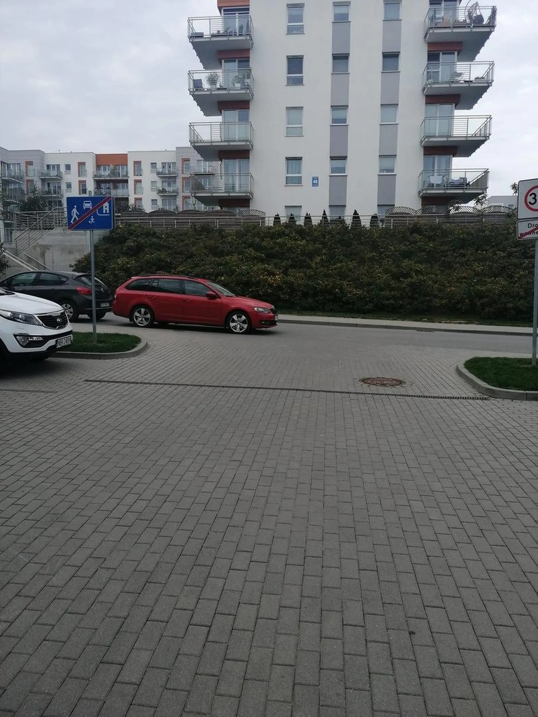 Ja tylko na chwilę sobie zaparkuje na skrzyżowaniu.