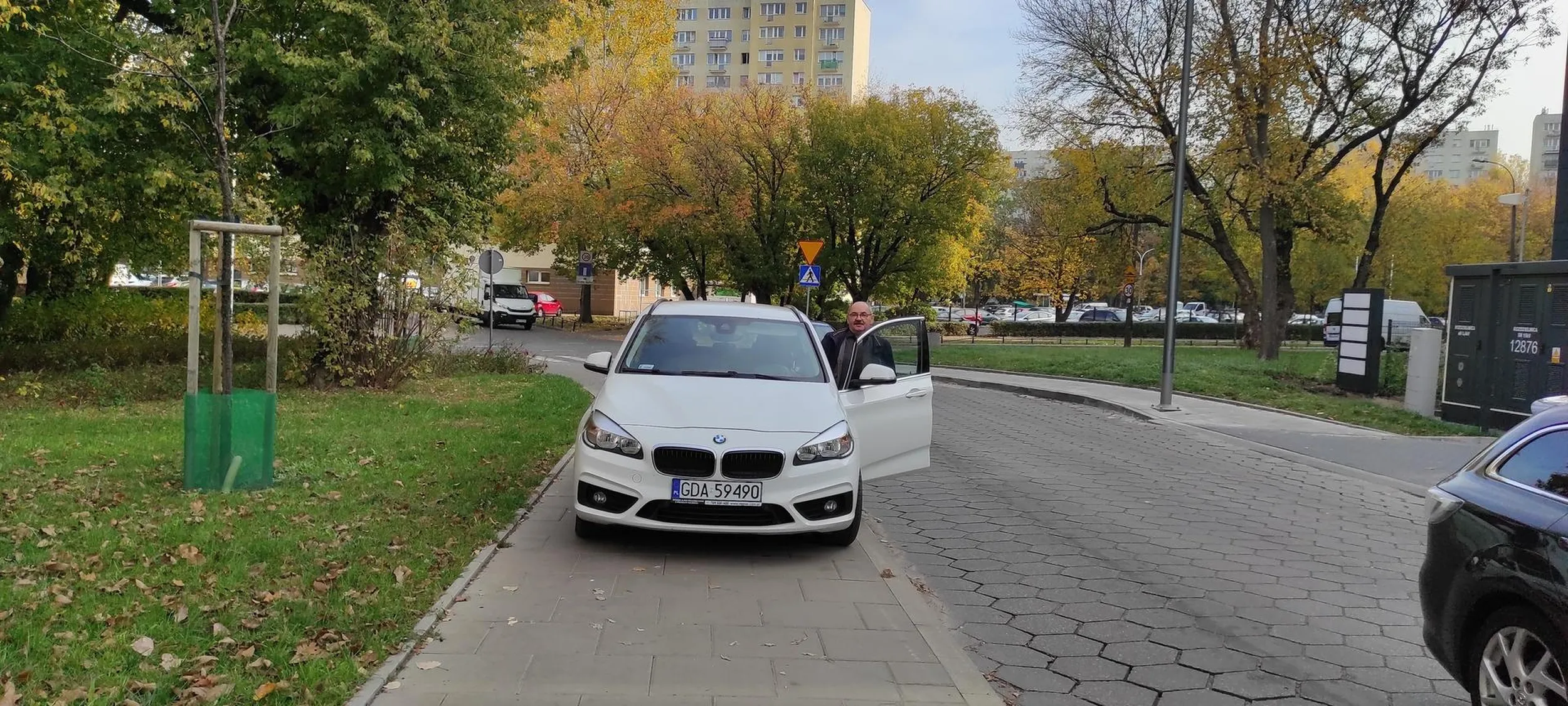 Parkuje na całej szerokości chodnika.