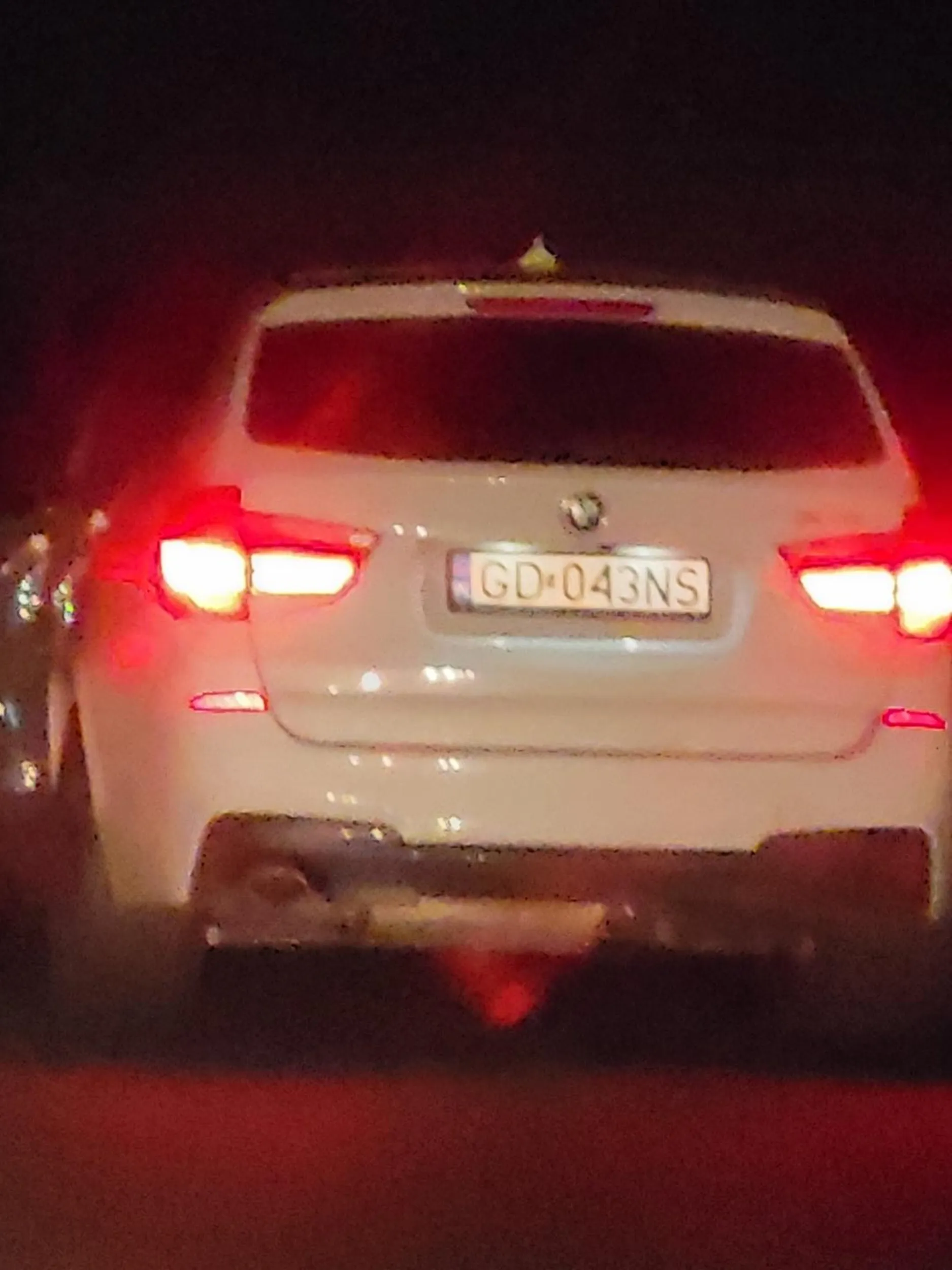 Wjezdza na lewy pas wymuszając gwałtowne hamowanie na kierowcach