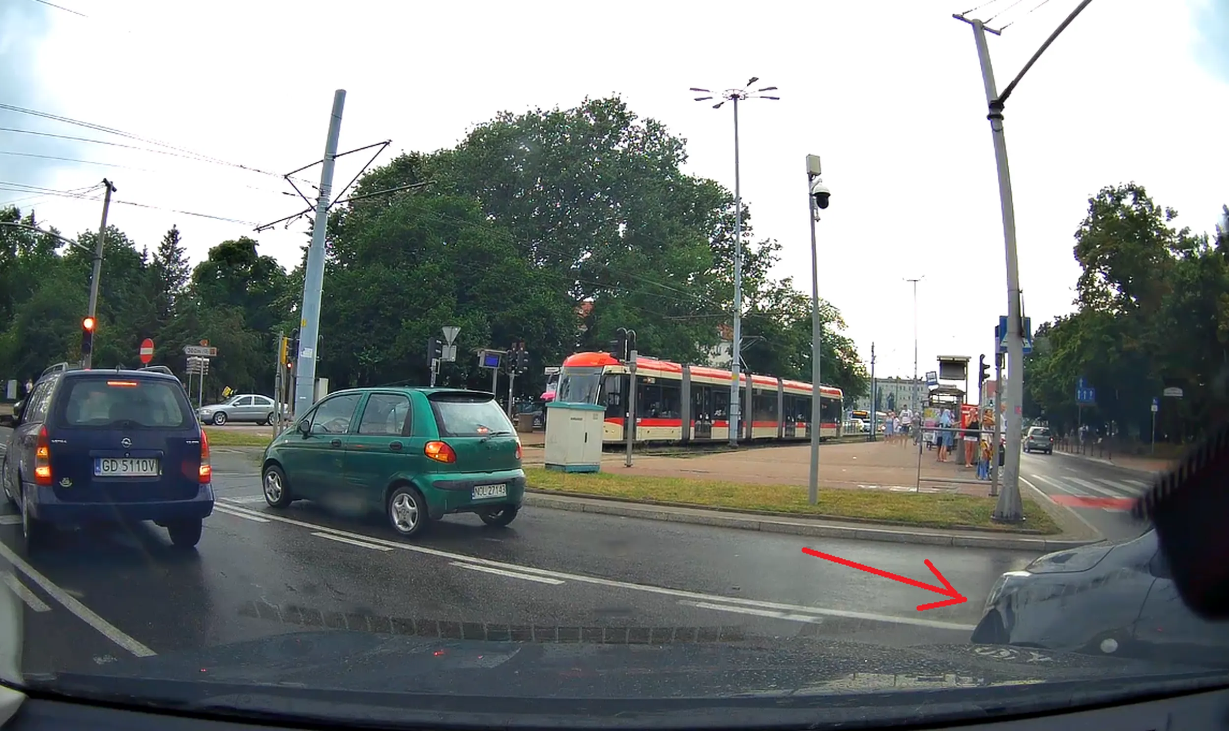 Usiłuje wyprzedzić z prawej na skrzyżowaniu i zajeżdża drogę. Dziwny człowiek.