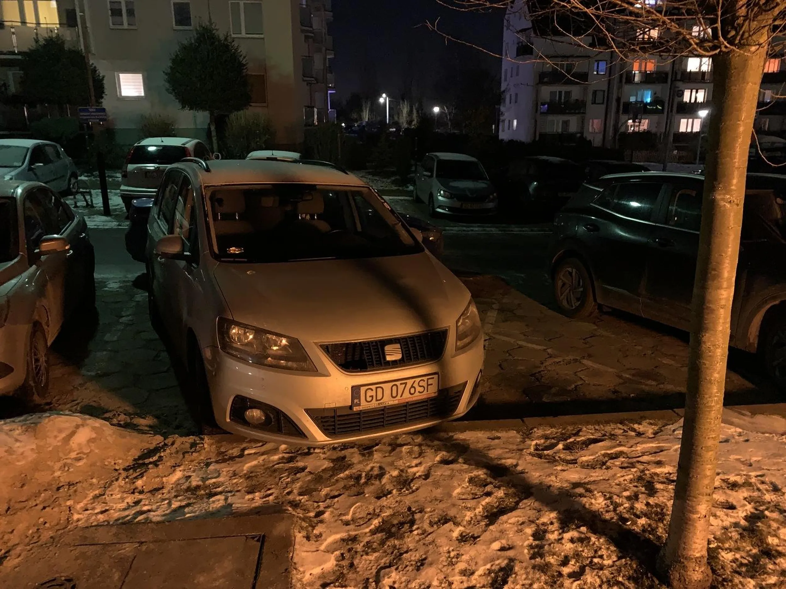 Beznadziejny kierowca. Parkuje na dwóch prywatnych miejscach naraz