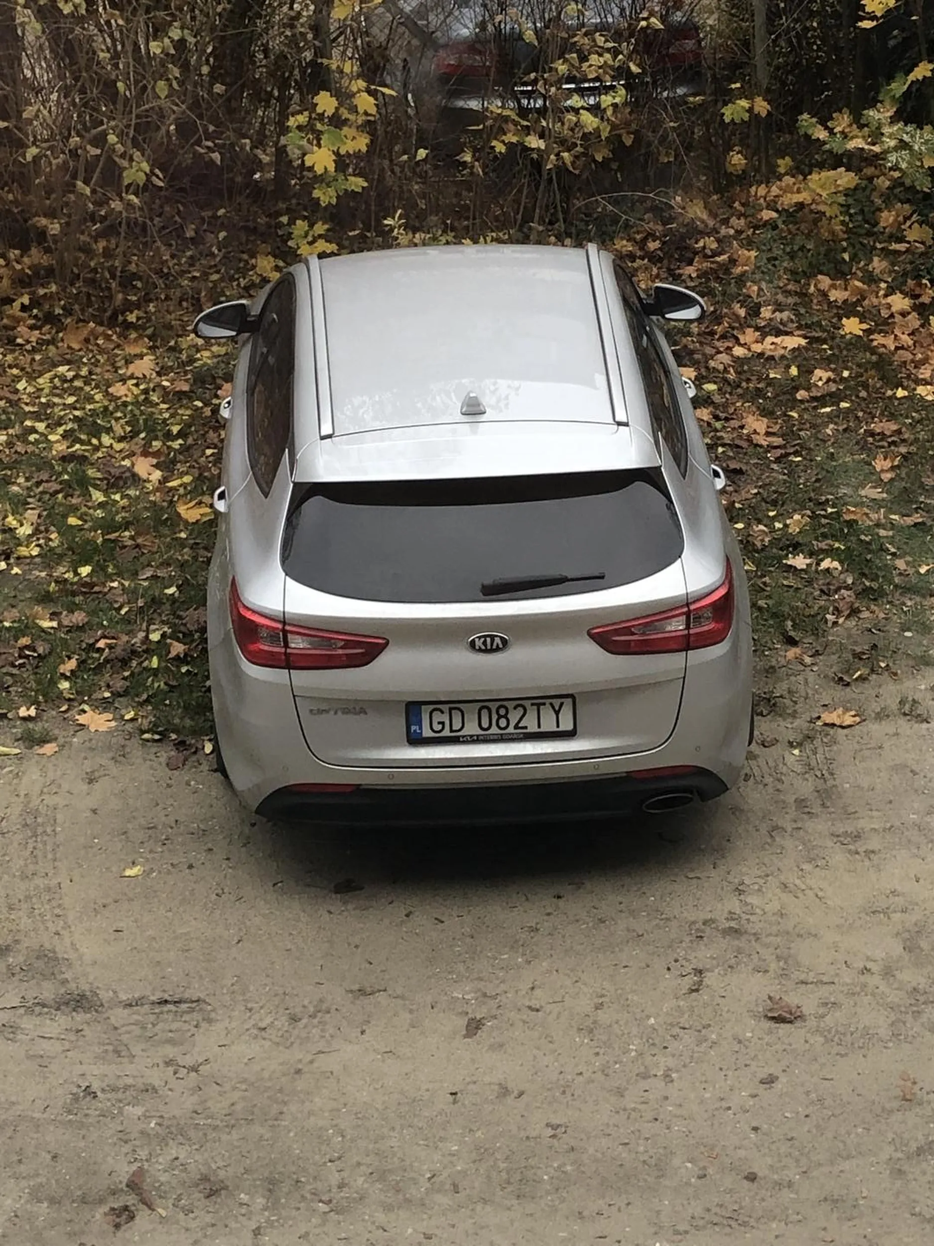 kierowca zaparkował na terenie szkoły we wrzeszczu załatwił się i pojechał