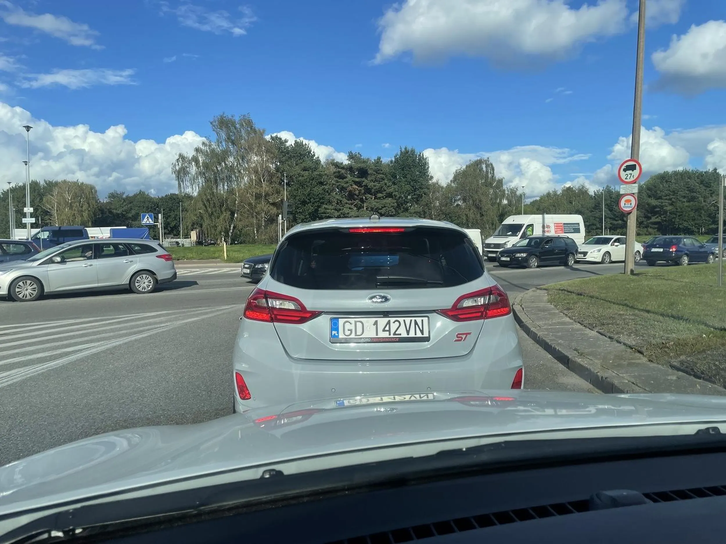 Jedzie lewym pasem na Jana Pawła, po czym wciska się na prawy pasem wyłączonym z ruchu na sam początek korka. PROSTAK