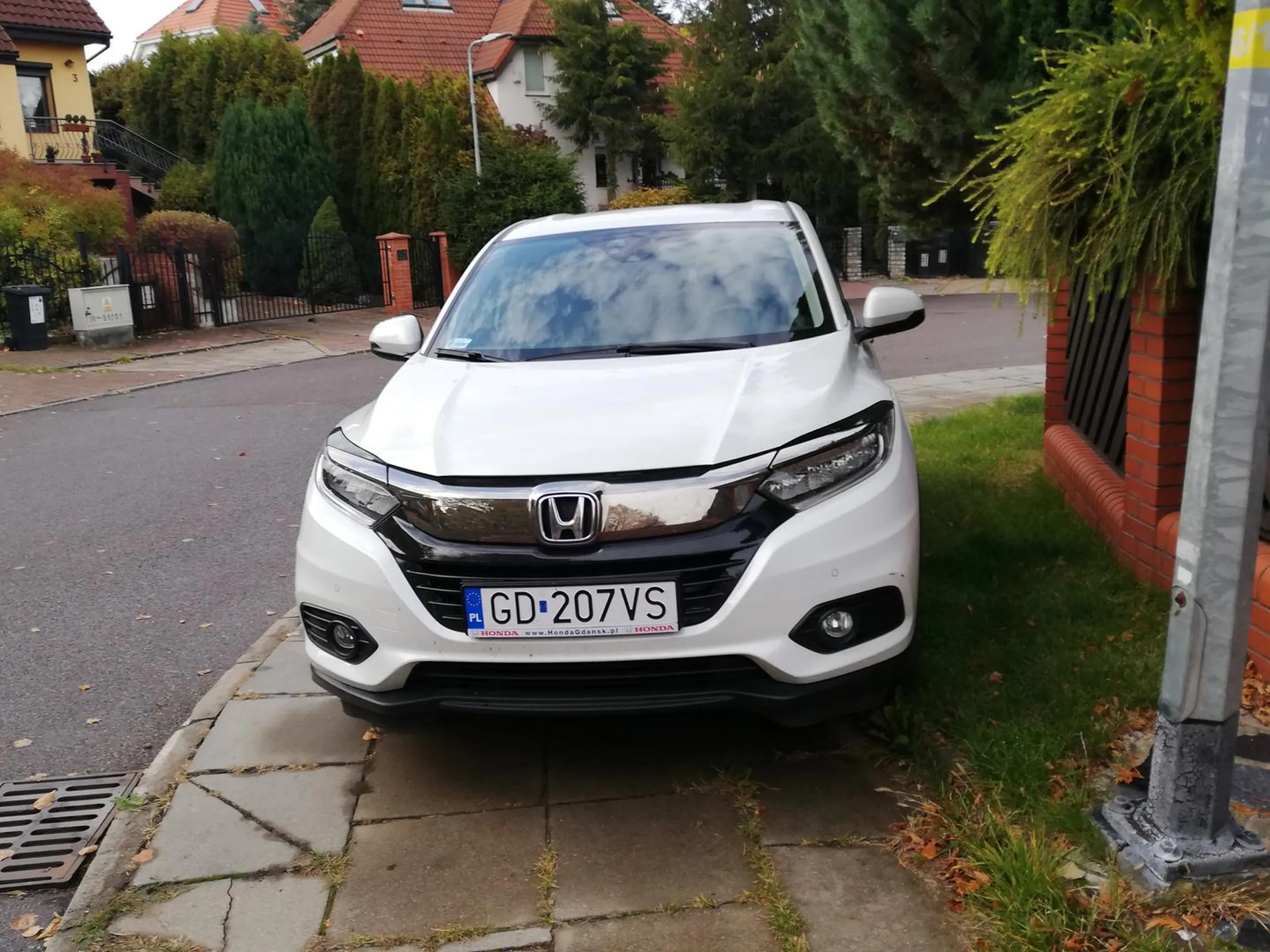 Ledwo się zmieściła na chodniku przy Kraśnięta 17