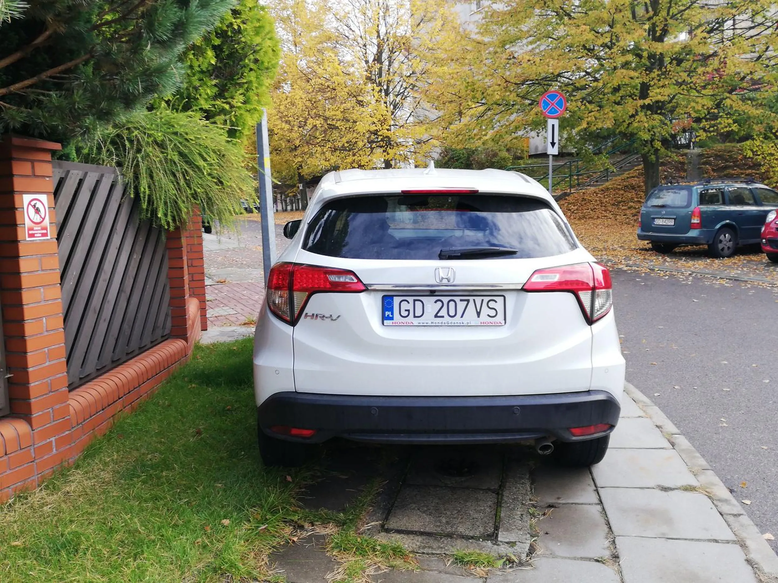 Ledwo się zmieściła na chodniku przy Kraśnięta 17