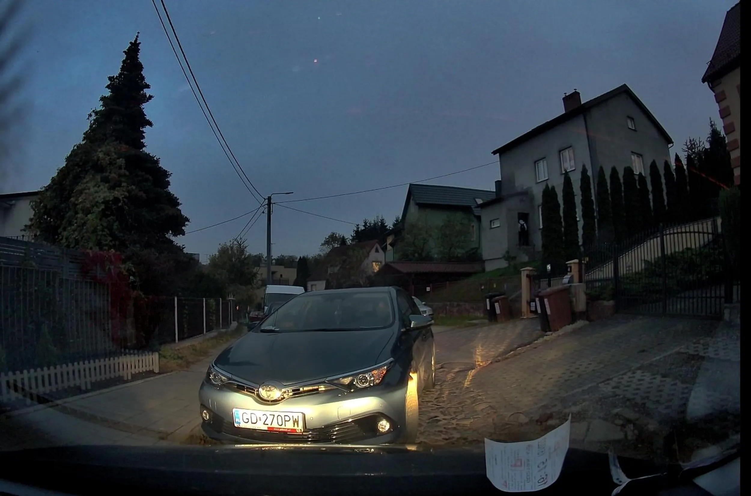 Wredna szkapa, która ma problem,żeby cofnąć 2 metry na wąskiej drodze i tym samym blokuje ruch w obu kierunkach Po 8 minutach i po tym,jak coraz więcej ludzi zaczęło ją opieprzać to w końcu się cofnęła,ale na do widzenia pokazała, ile jej wchodzi... :-)