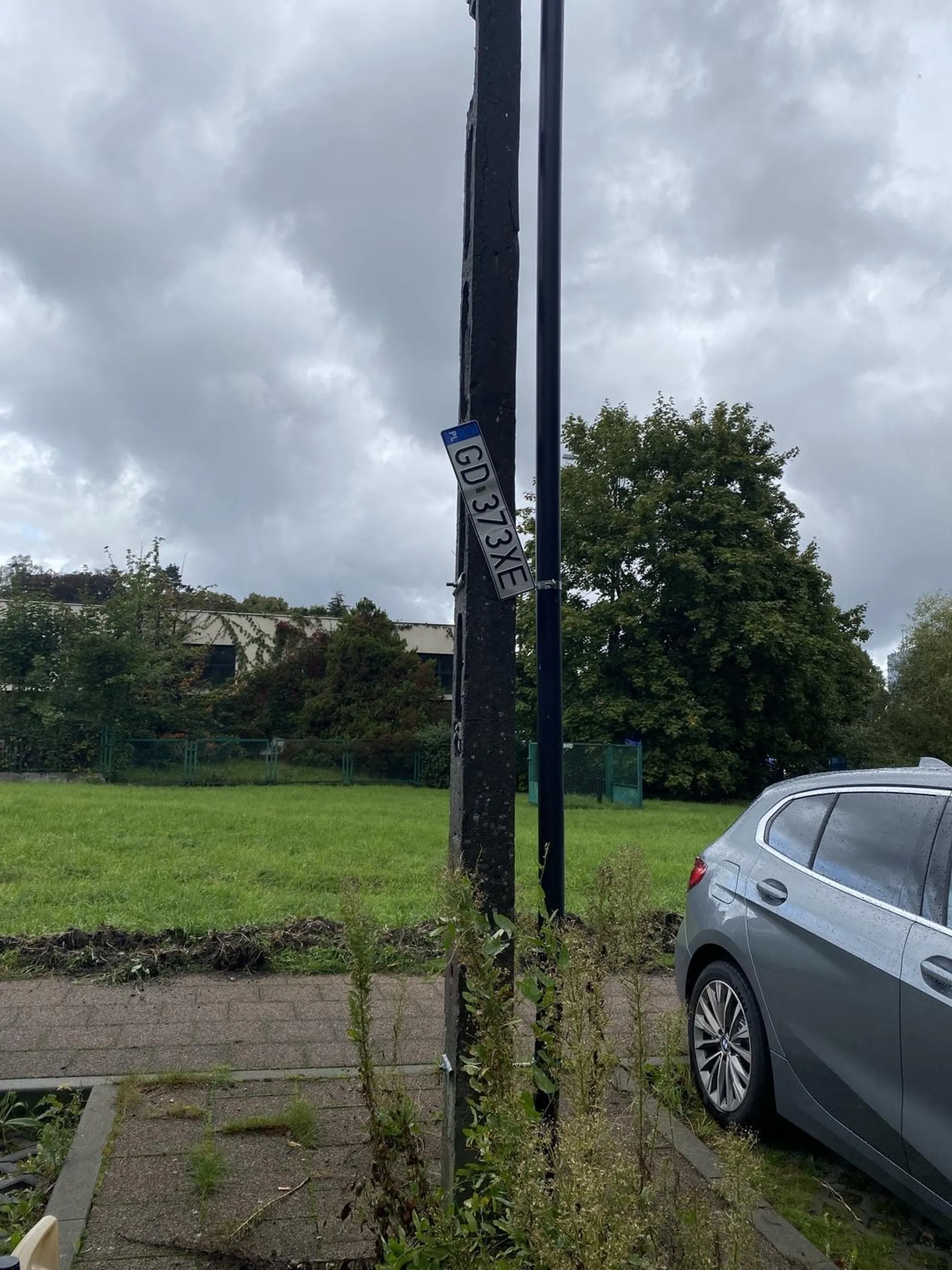 Tablica wisi na słupie na wysokości domu na ulicy Abrahama 20c w Gdańsku