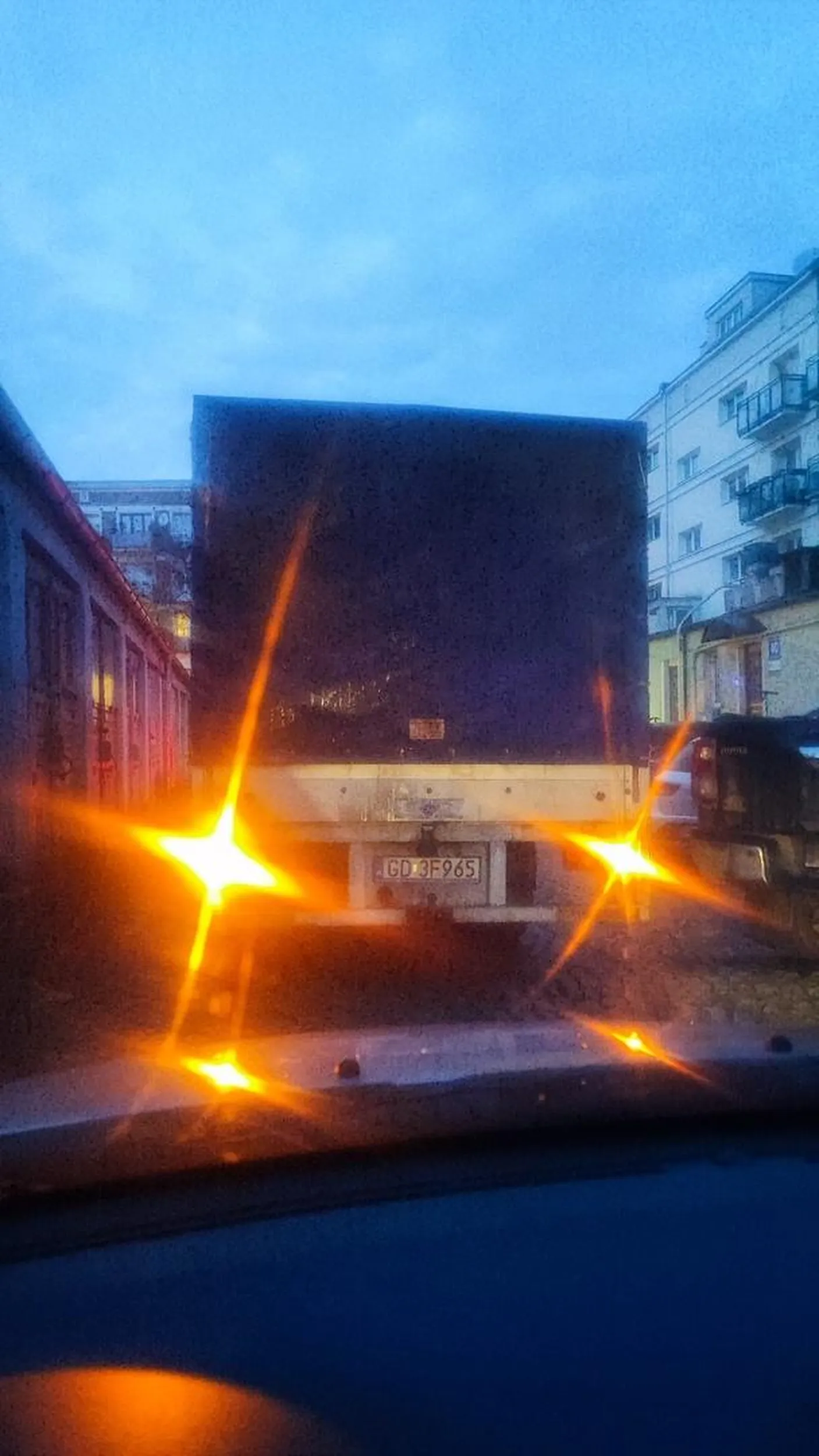 Cham i prostak. Zaparkował na środku podwórka na ponad 20minut. Korek za nim na 5 samochodów. Po zwróceniu uwagi jeszcze szczeka.