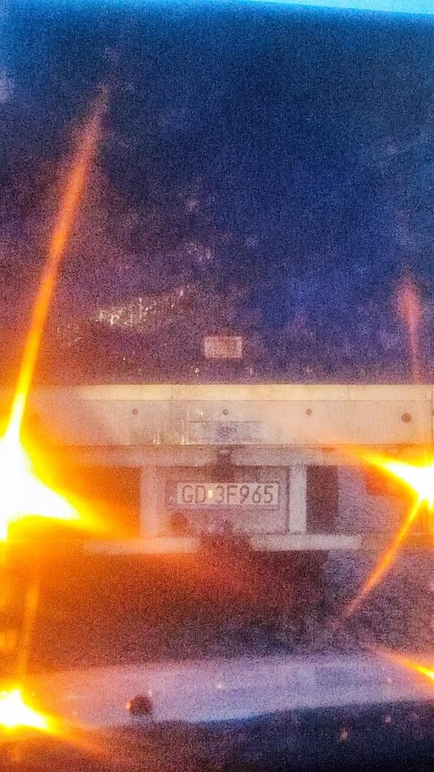 Cham i prostak. Zaparkował na środku podwórka na ponad 20minut. Korek za nim na 5 samochodów. Po zwróceniu uwagi jeszcze szczeka.