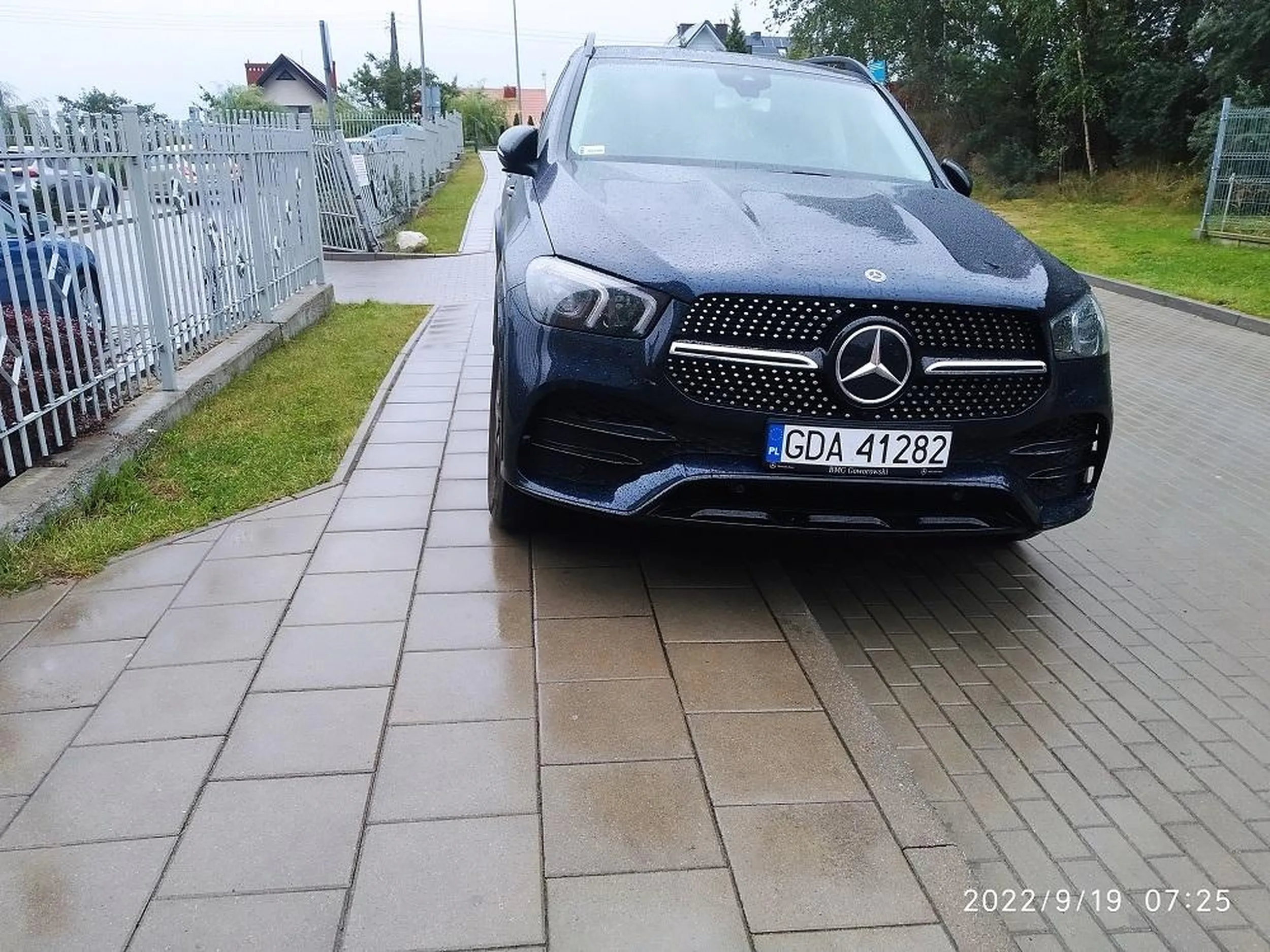 stary siwy uj regularnie zastawia chodnik kiedy na parkingu obok są wolne miejsca