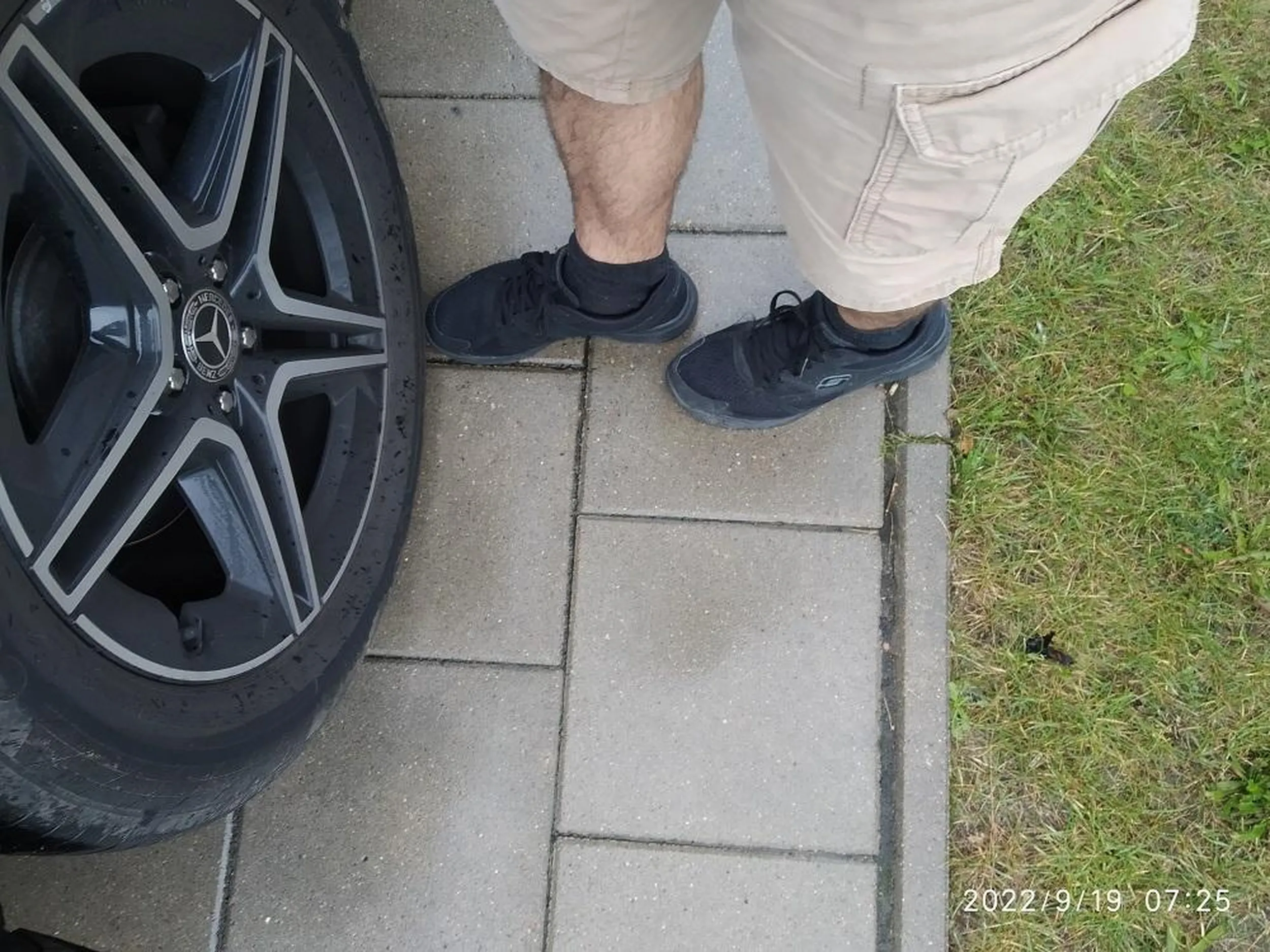 stary siwy uj regularnie zastawia chodnik kiedy na parkingu obok są wolne miejsca