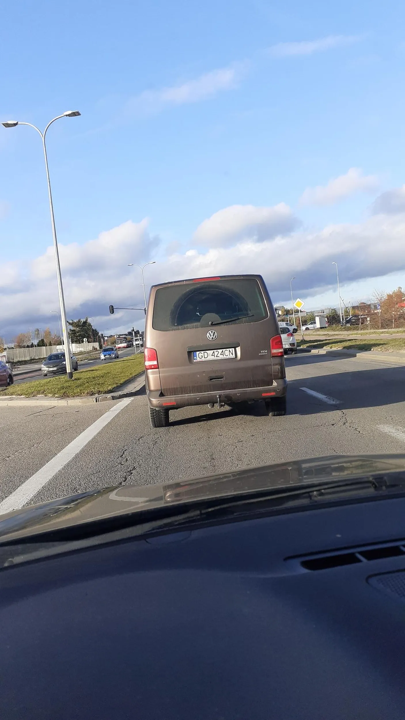 Transporterem kieruje kobieta w przejściowym wieku. Wbija się na rondo nie ustępując pierwszeństwa samochodom już na nim znajdującym się - beż żadnego przepraszam ani pocałuj mnie w dupę. Wraz ze swoją psiapsułą albo siostrunią w podobnym wieku wpierdala podczas jazdy pączusia albo burgera - co na pewno przeszkadza jej w myśleniu i kierowaniu. Zalecam ostrożność.