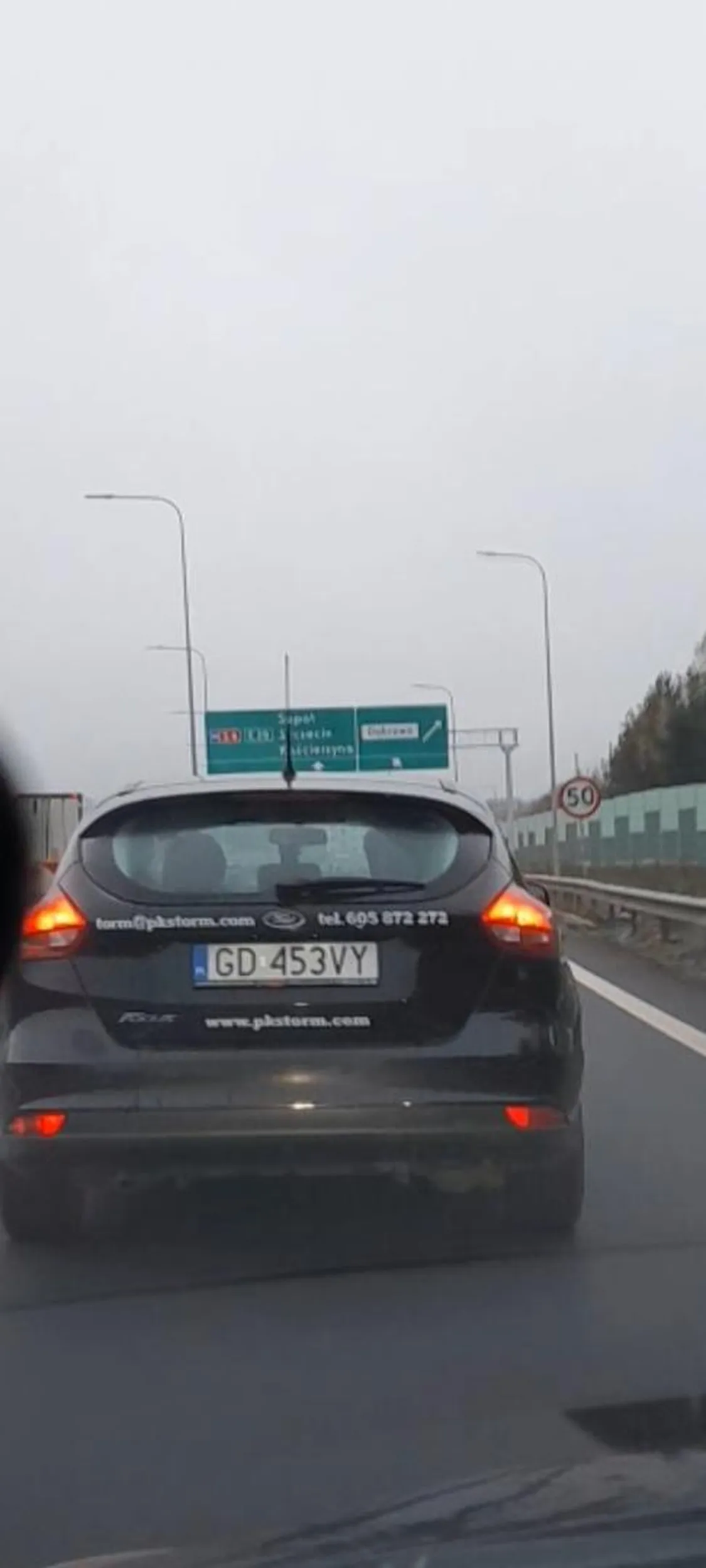 Jedzie obwodnica z telefonem przy uchu głupia babsko