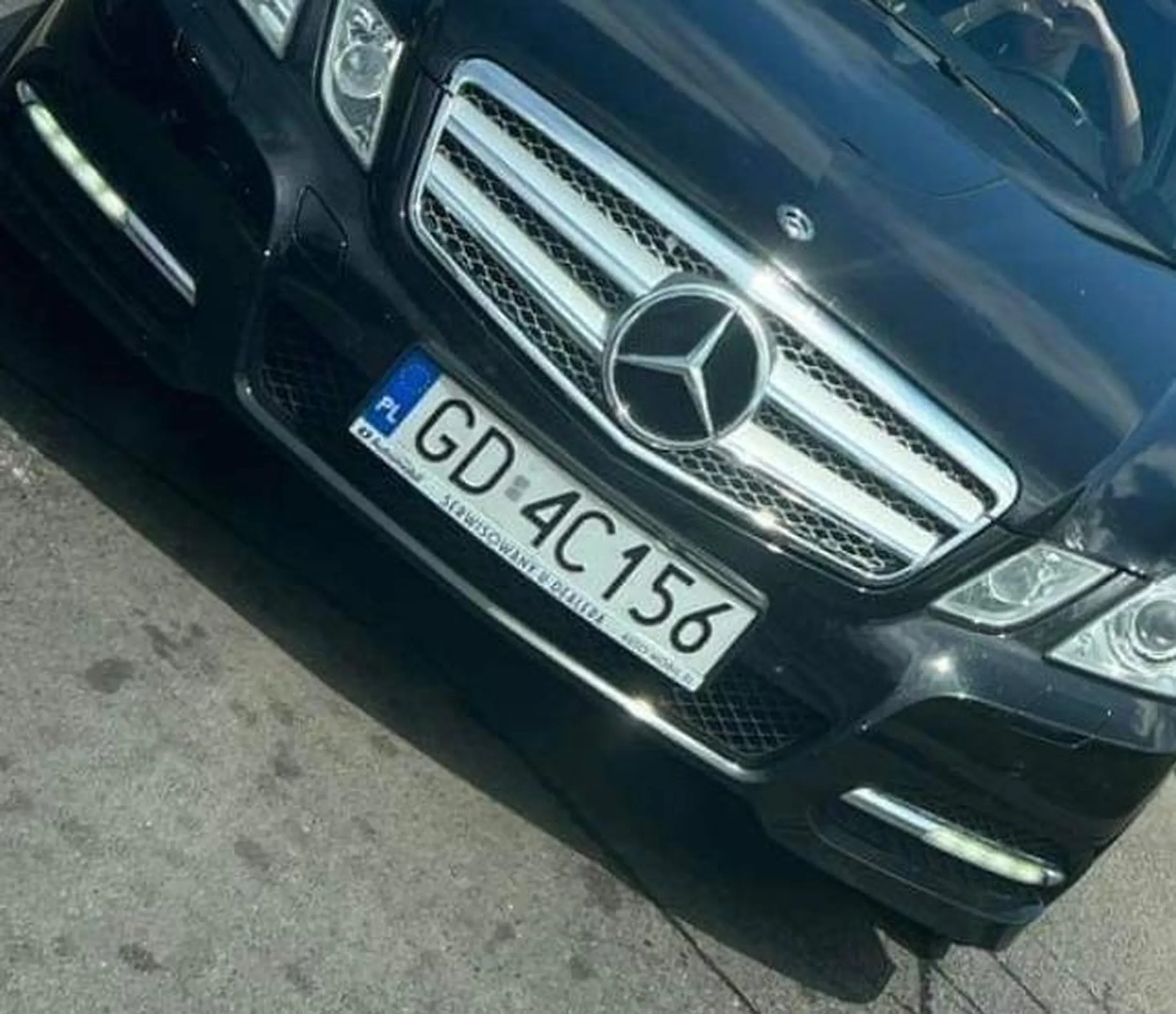 Upośledzona blondynka w czarnym mercedesie