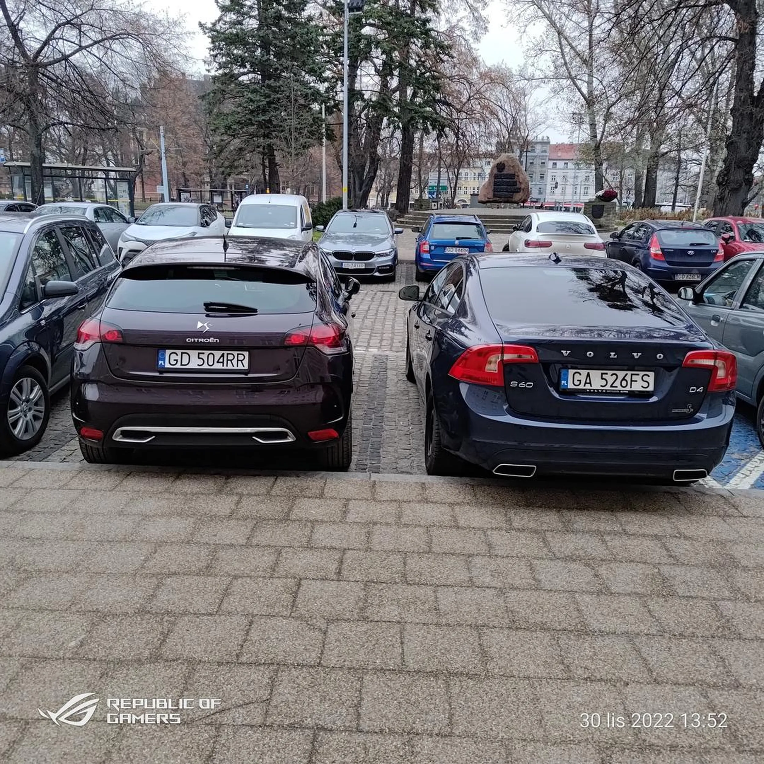 Wiem że pani kierowca z córką nie mogły ustawić auta jak należy bo poprzednik stanął krzywo na parkingu w Gdańsku przy forum ale córeczka wali mi w drzwi a Mamusia mówi że palcem przytrzymała hahhaha śmiech na sali jeśli tak się człowiek tłumaczy ----mam obite drzwi auta