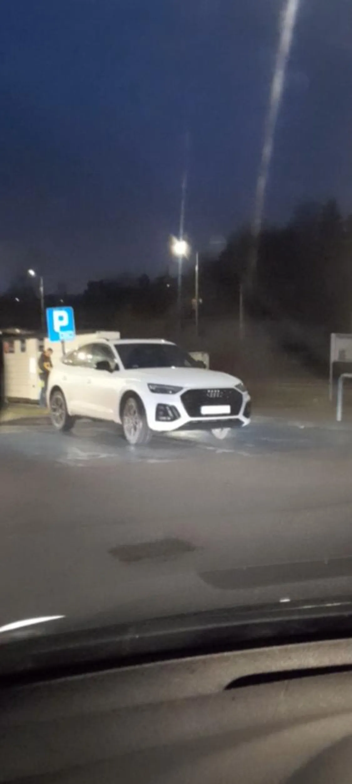 Naucz się nie zajmować miejsca dla niepelnosprawnych i to aż 2 miejsca potrzebuje