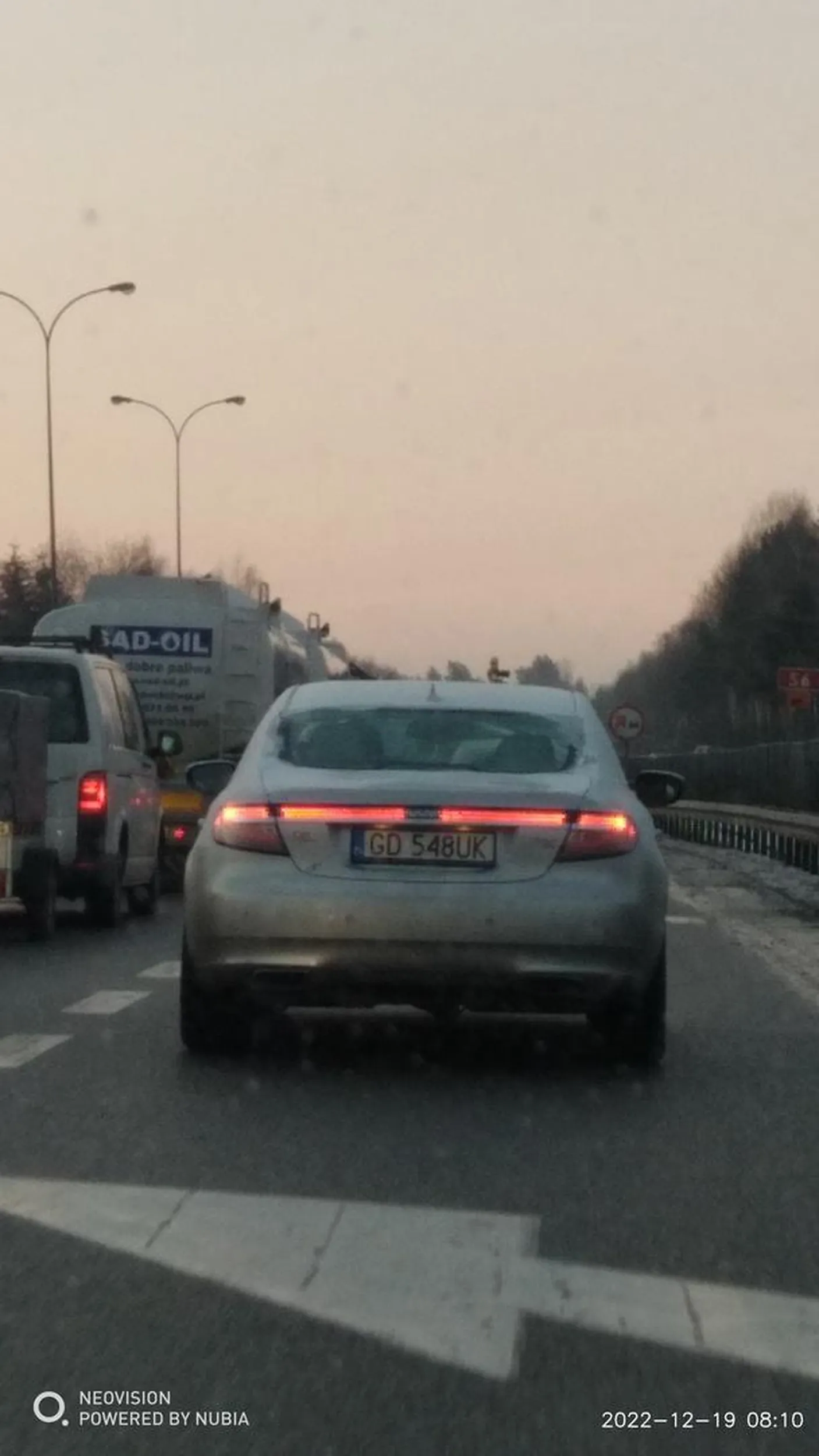 Pan nie zna przepisów. Nie wpuszcza ze zablokowanego kończoncego się pasa, przyspiesza obtrąbia i pokazuje ze złością środkowy palec jakby był prawdziwym królem szos.