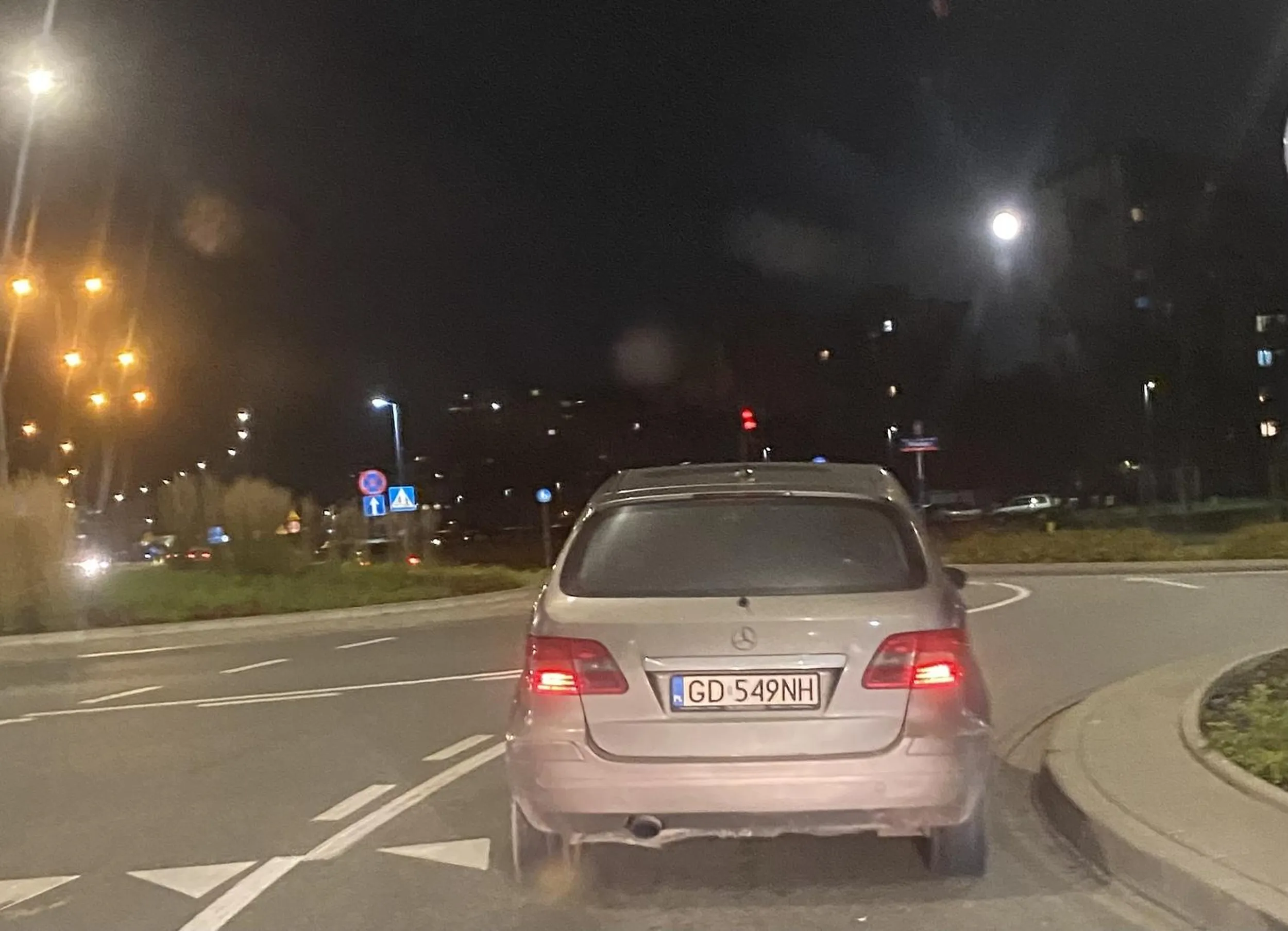 Wez wystaw tego trupa na zlom albo zrob remont silnika bo trujesz srodowisko takim kominem opalanym smołą.