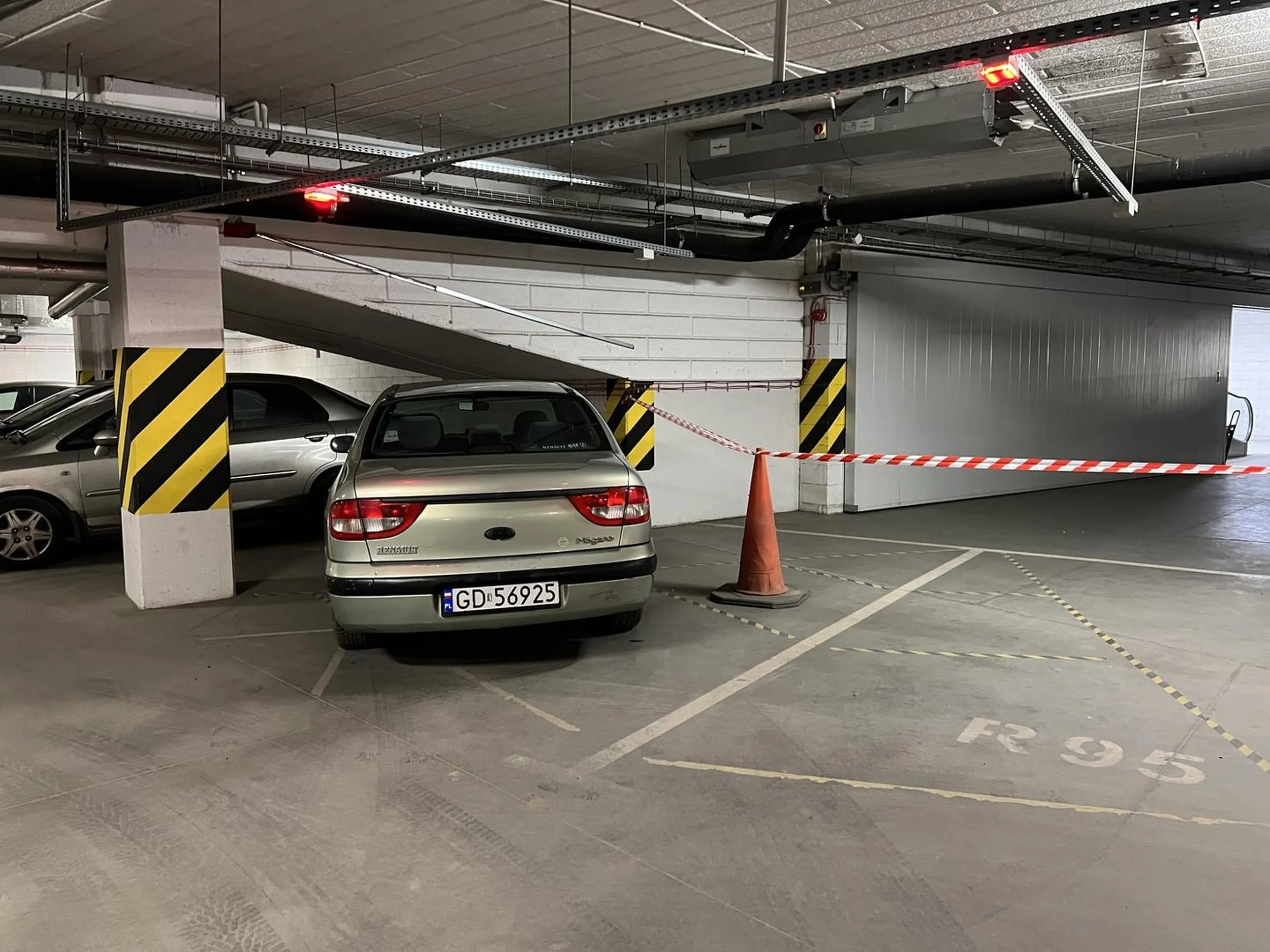 Kierowca nie szanuje taśm, pachołków, miejsc zabronionych do parkowania.