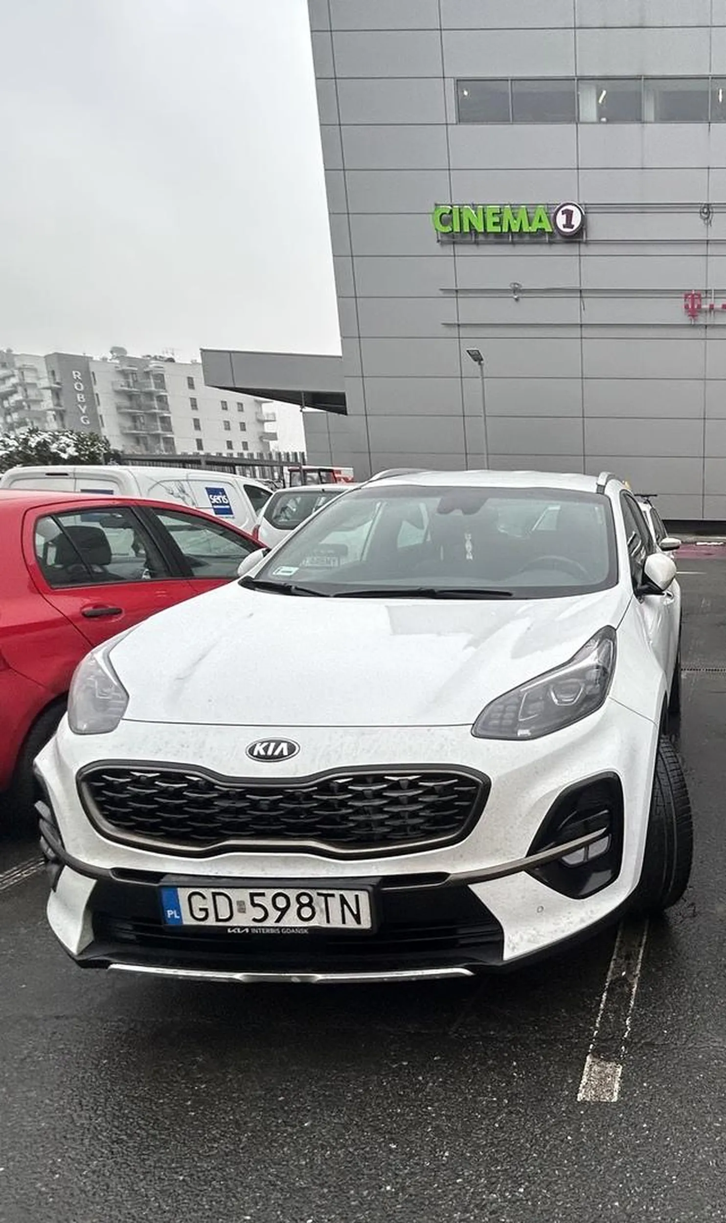 Zwykła pusta baba która w dosyć że nie potrafi parkować w liniach to jeszcze ma pretensje że inni stoją prawidłowo i uważa że stoi ok. Zrobione usta i tona tapety nie zmieni chamskiego i idiotycznego zachowania. Rób więcej BJ to może uzbierasz na auto co samo parkuje.