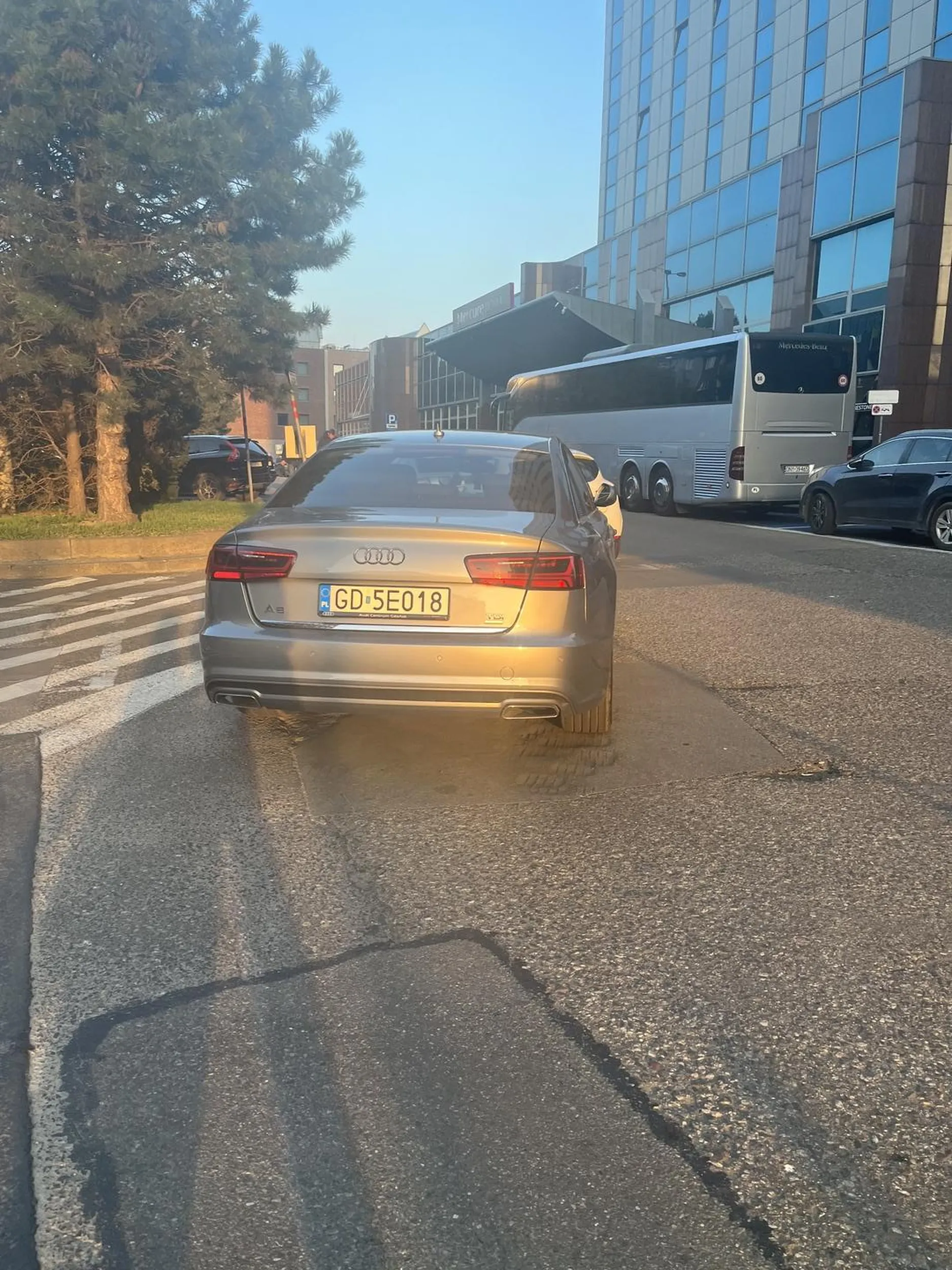 Na środku drogi, poza wyznaczonym miejscem. Przy dojeździe do hotelu. Drogi samochód a w głowie pustka?