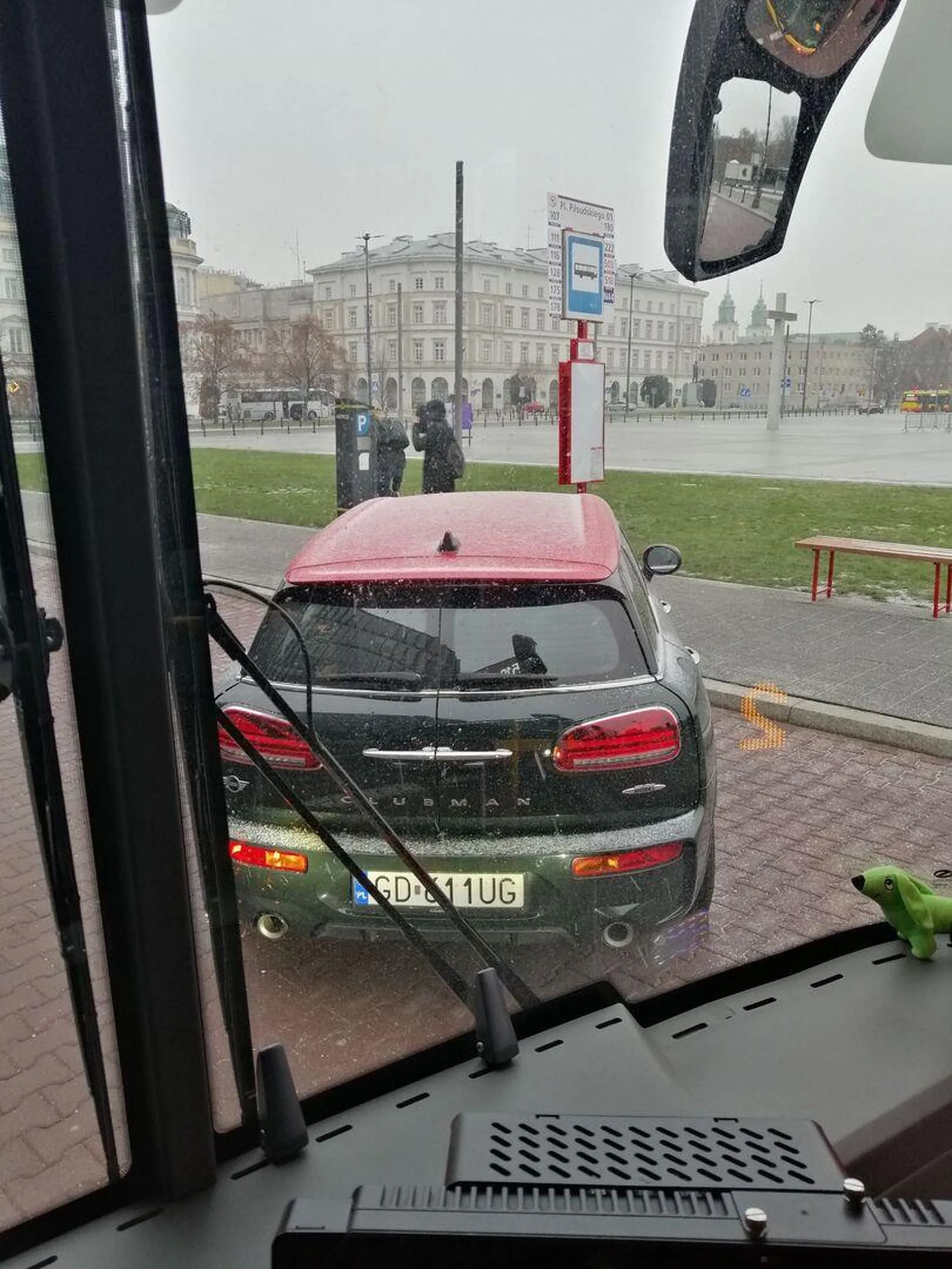 Kierowcy Warszawskich autobusów dziękują od godziny 04:56 za utrudnienie pracy przez parkowanie na zatoczce przystankowej.