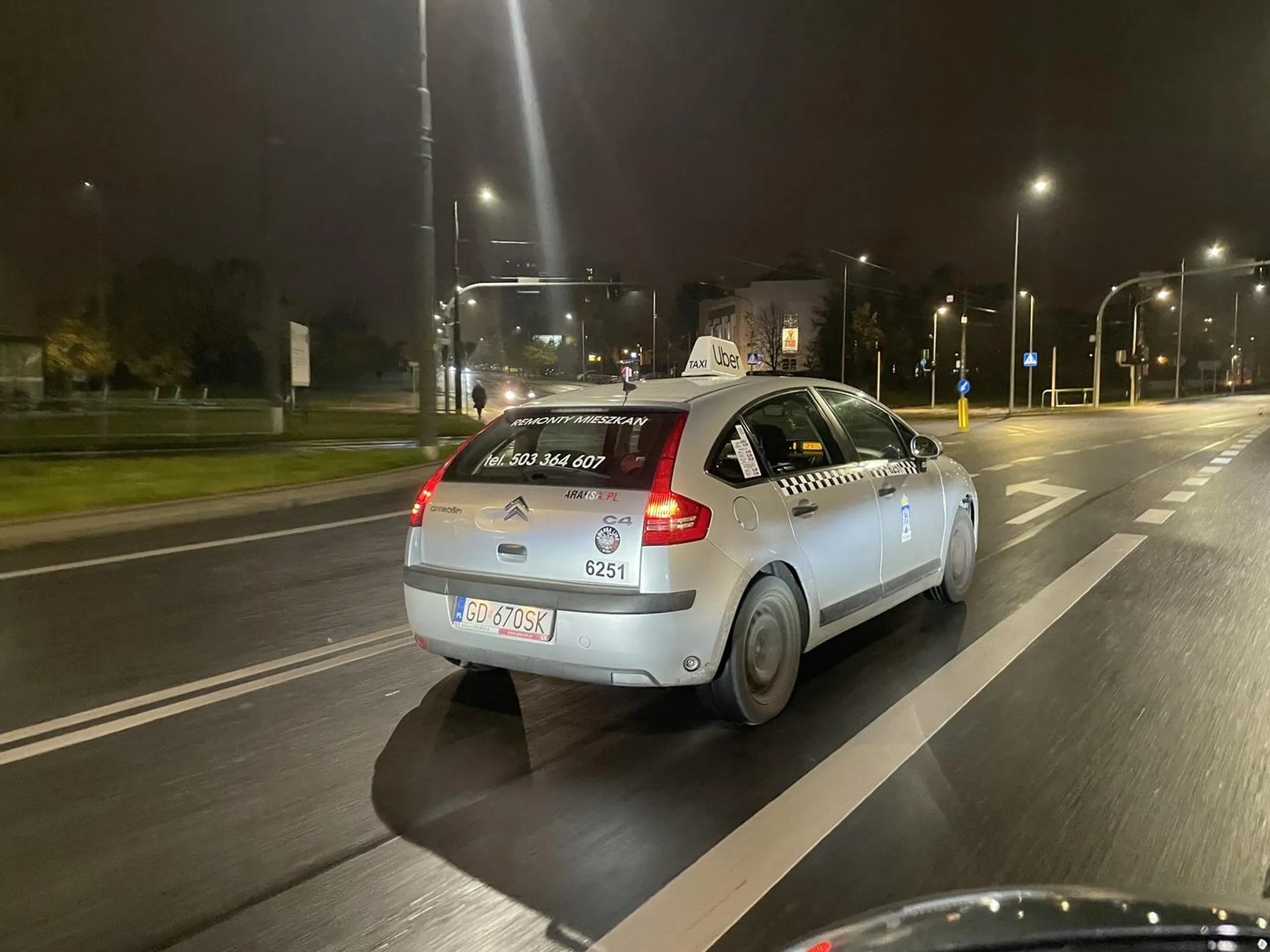 Oto prawdziwy burak na uberze, który jeździ po Poznaniu. Uwaga! Gość nie przestrzega absolutnie żadnych przepisów, przycierka lub kolizja z nim to ponad 50% szansy. Wystrzegajcie się!