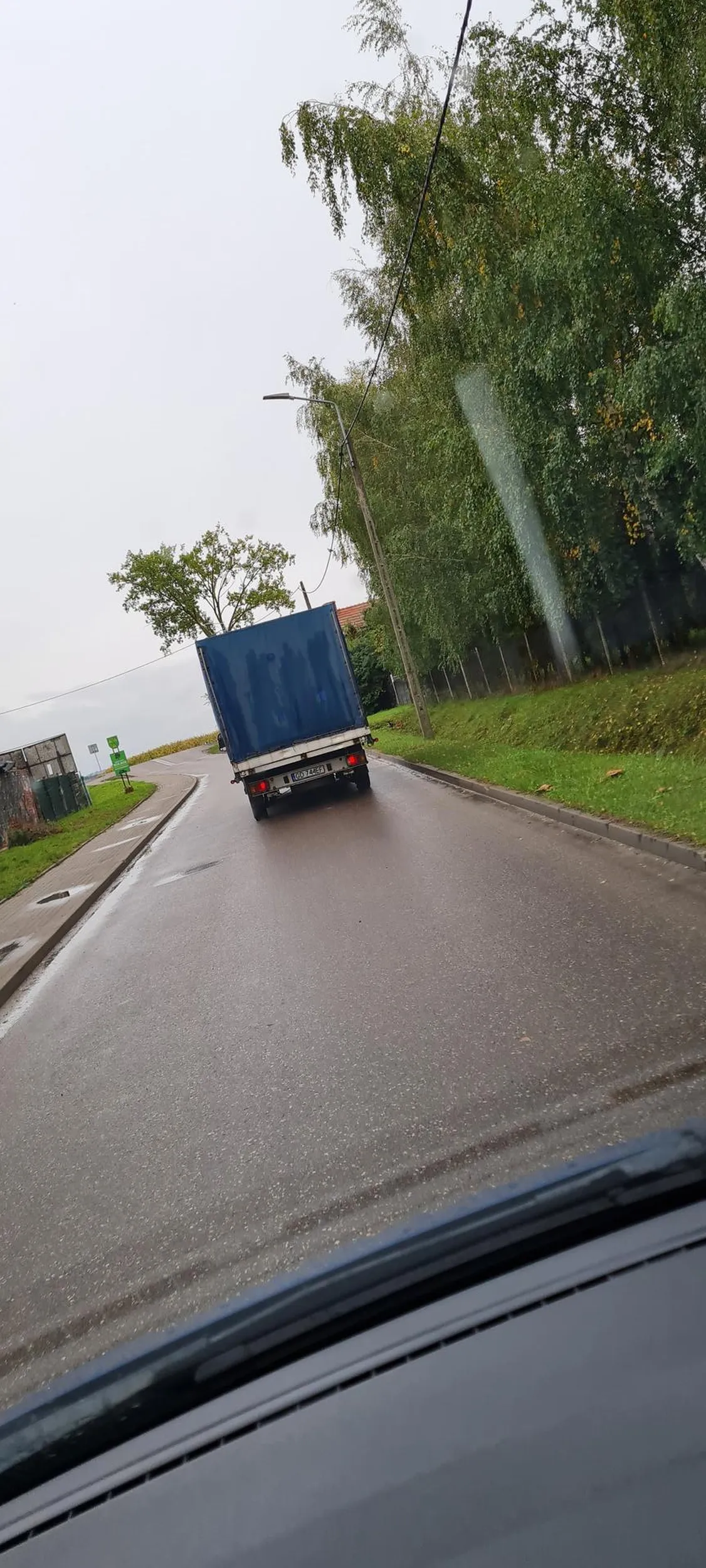 Kierowca który zatrzymał się bez powodu na środku skrzyżowania by utrudnić przejazd innemu kierowcy po czym odjechał niewzruszony.