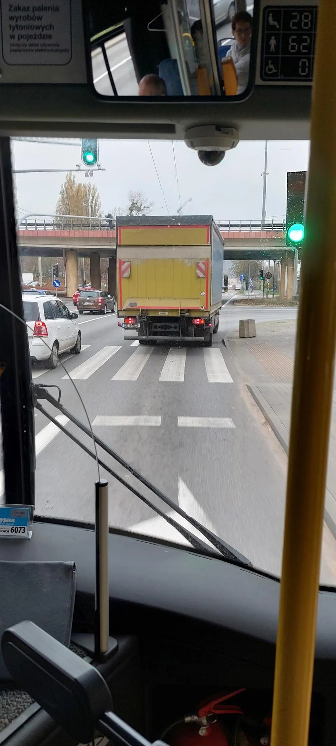 Te, gościu, normalny jesteś? Za tą akcję z wepchnięciem się przed autobus linii S w dniu dzisiejszym, za kościołem na Grabówku, powinni Ci zabrać prawo jazdy.