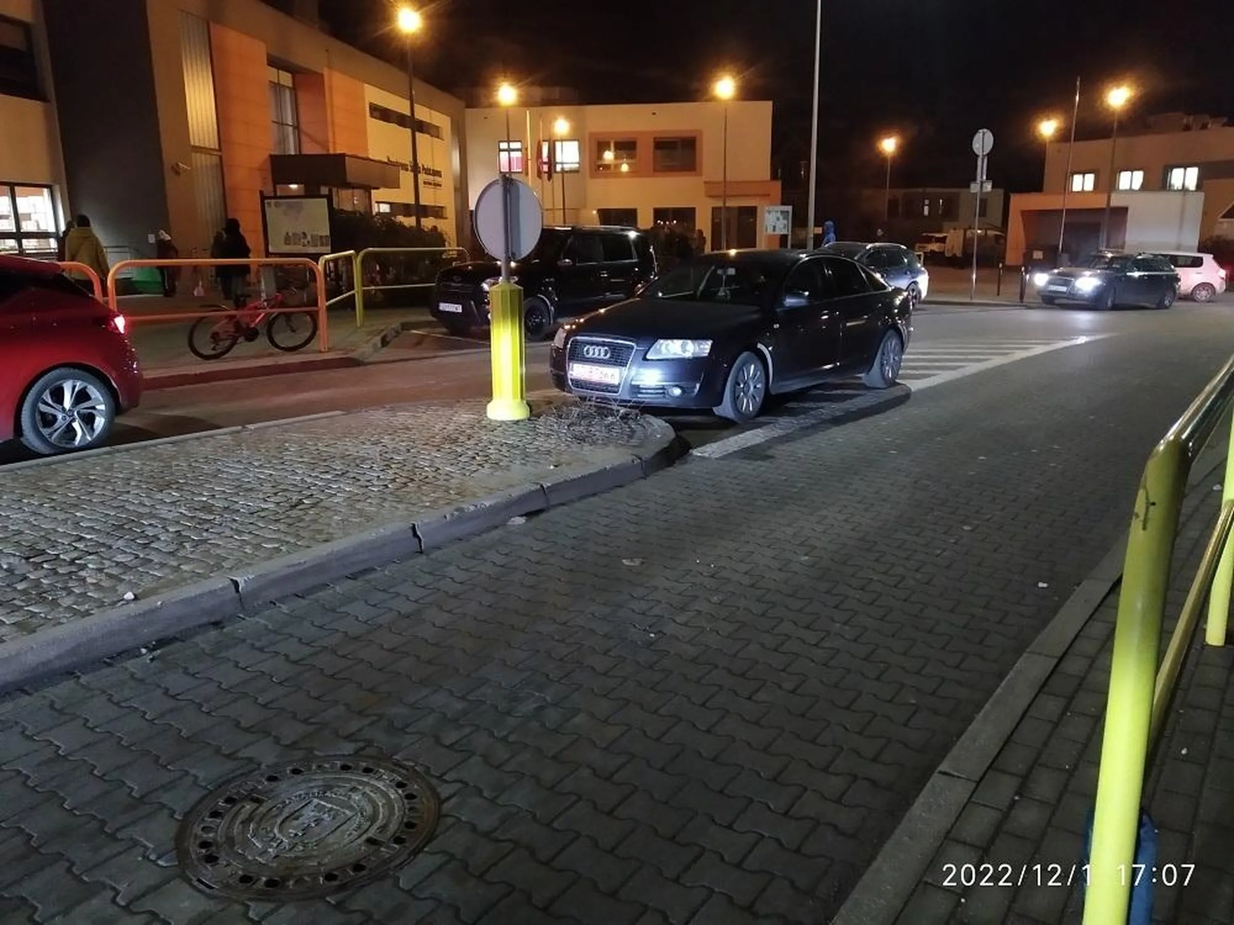był duży ruch i mało miejsc na parkingu więc zdrowy facet zaparkował szybciutko na powierzchni wyłączonej z ruchu w odległości 5 m przed przejściem dla pieszych "z Agatką" przed głównym wejściem do szkoły podstawowej z której sam odebrał swoje dziecko