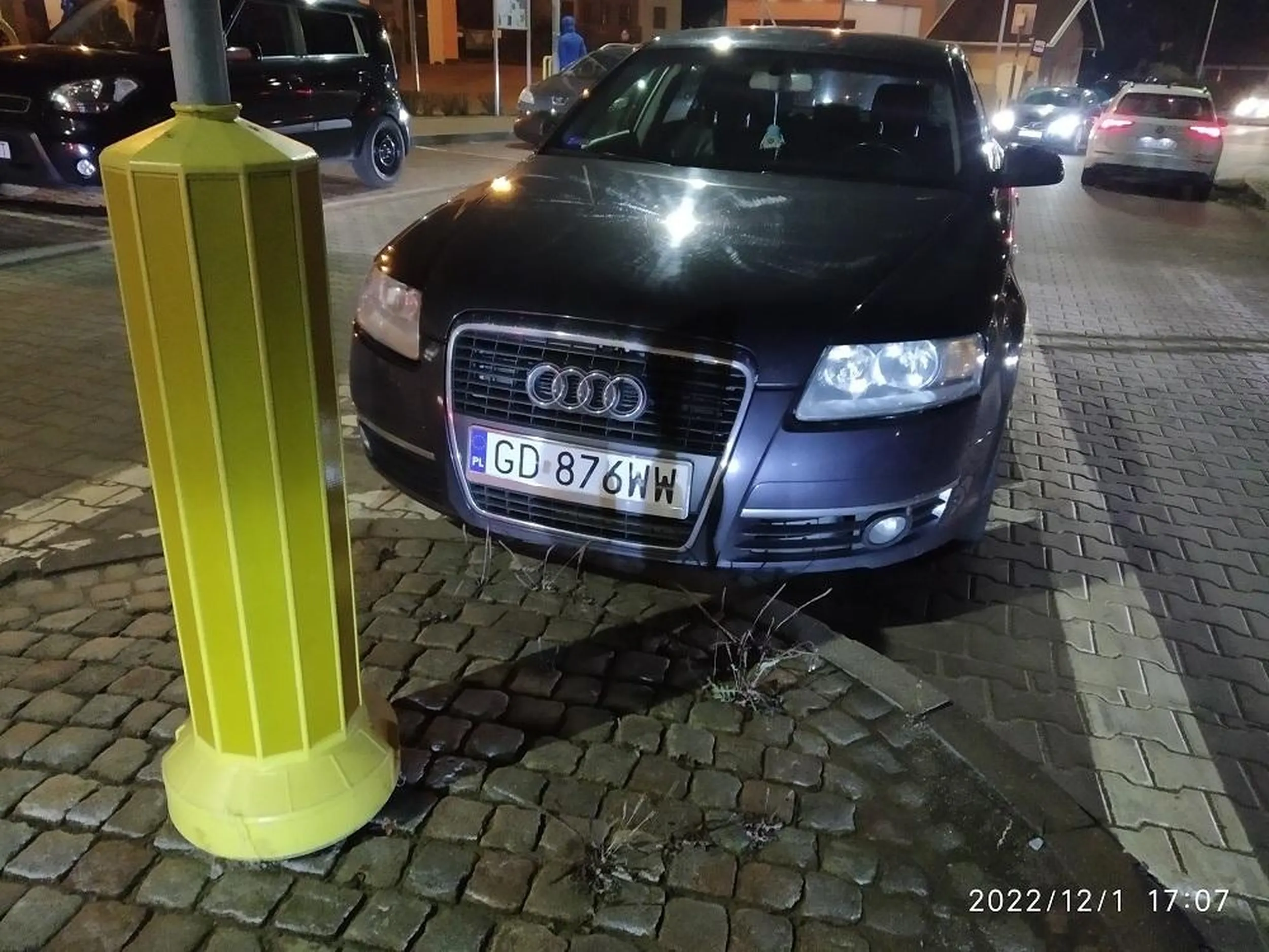 był duży ruch i mało miejsc na parkingu więc zdrowy facet zaparkował szybciutko na powierzchni wyłączonej z ruchu w odległości 5 m przed przejściem dla pieszych "z Agatką" przed głównym wejściem do szkoły podstawowej z której sam odebrał swoje dziecko