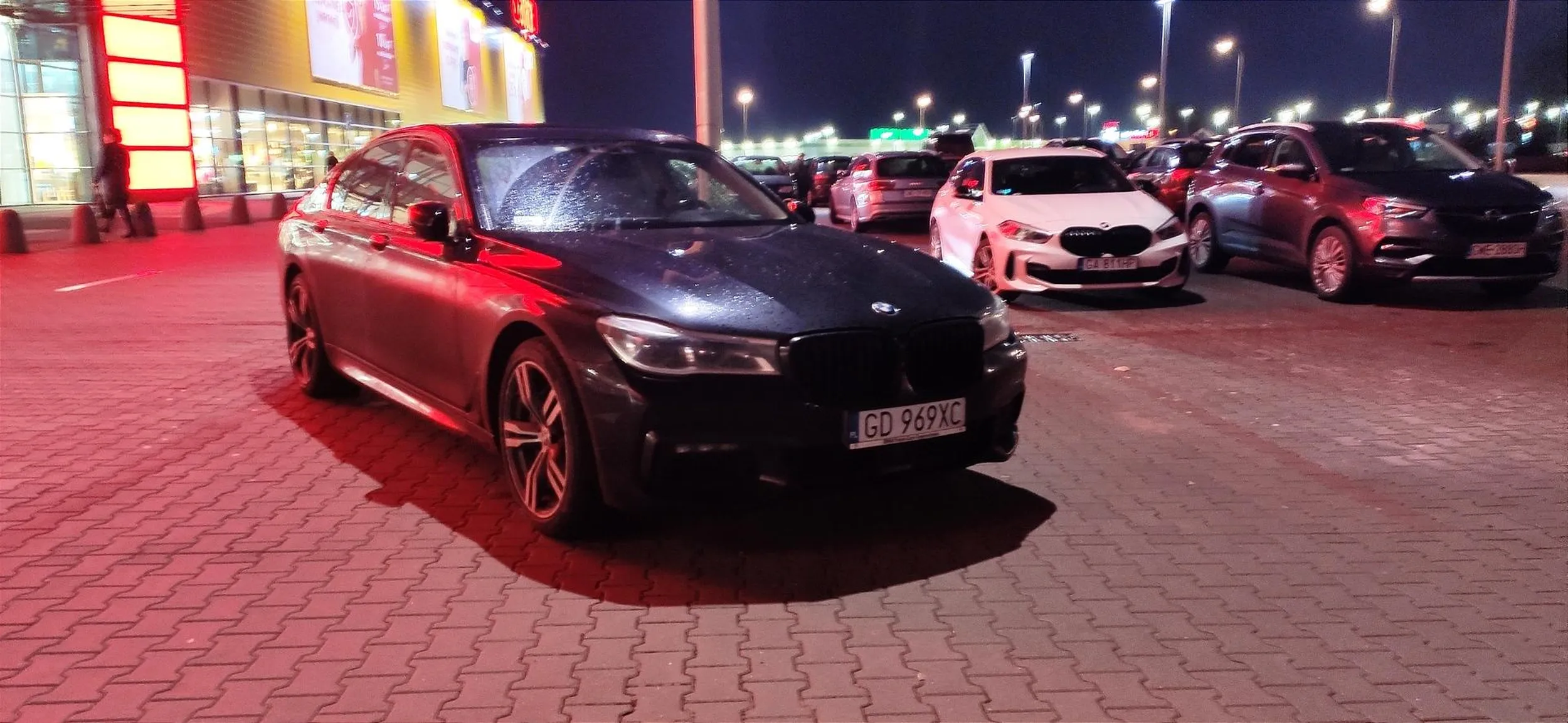 Kierowco bejcy,parkuj i daj zaparkować innym. Zajmujesz dwa miejsca parkingowe.