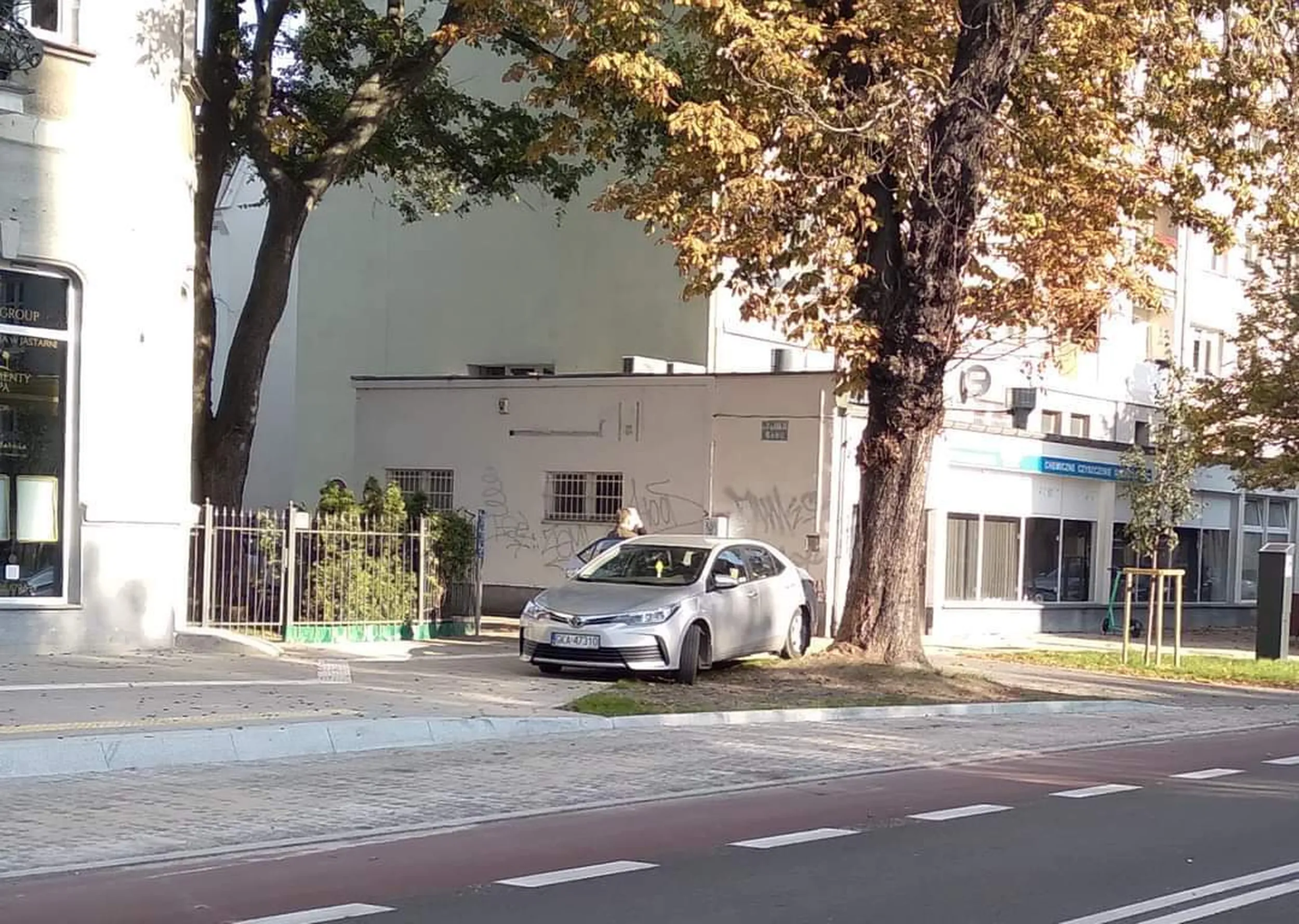 Kierowca tak parkuje w Sopocie.