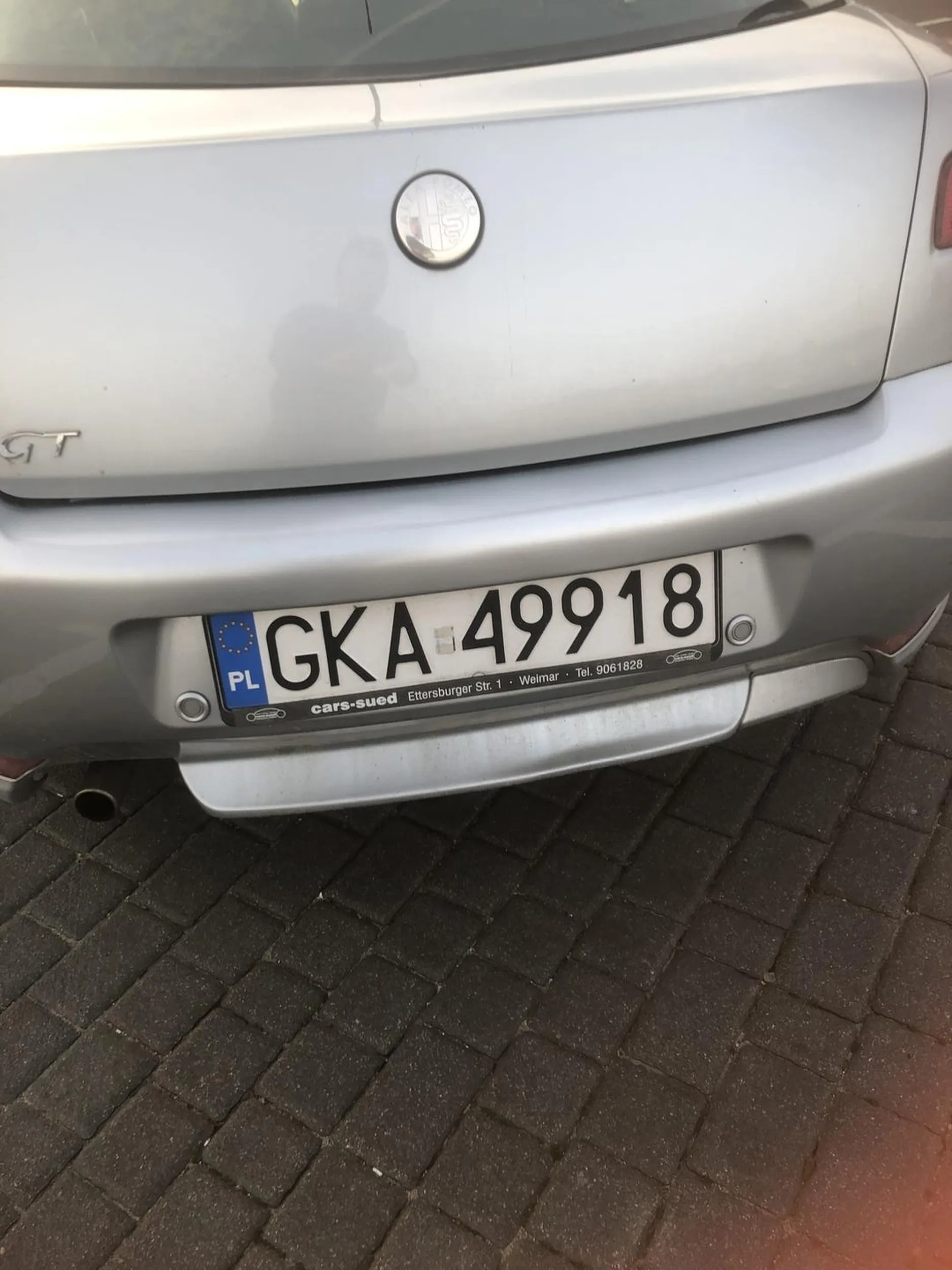 Pseudo sportowy wóz i bardzo niebezpieczny kierowca. Przyspiesza i zwalnia w dziwnych momentach. Agresywna jazda. Samochód w złym stanie technicznym. Spod wyrzuca kamienie. Oberwałem od niego takim kamieniem. Przy próbie porozumienia się z tym człowiekiem usłyszałem ze to ciężarówka zrobiła - tyle ze byliśmy sami na drodze.