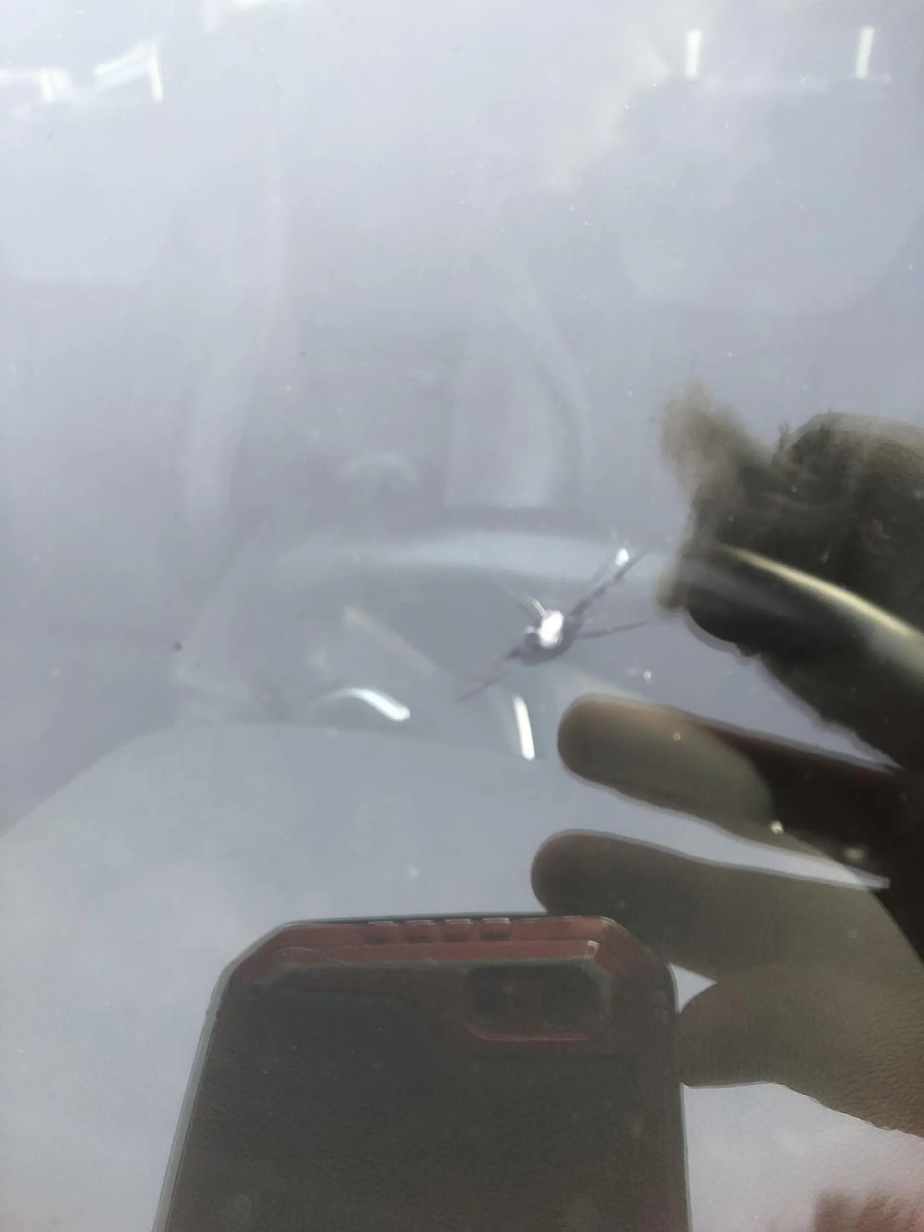 Pseudo sportowy wóz i bardzo niebezpieczny kierowca. Przyspiesza i zwalnia w dziwnych momentach. Agresywna jazda. Samochód w złym stanie technicznym. Spod wyrzuca kamienie. Oberwałem od niego takim kamieniem. Przy próbie porozumienia się z tym człowiekiem usłyszałem ze to ciężarówka zrobiła - tyle ze byliśmy sami na drodze.