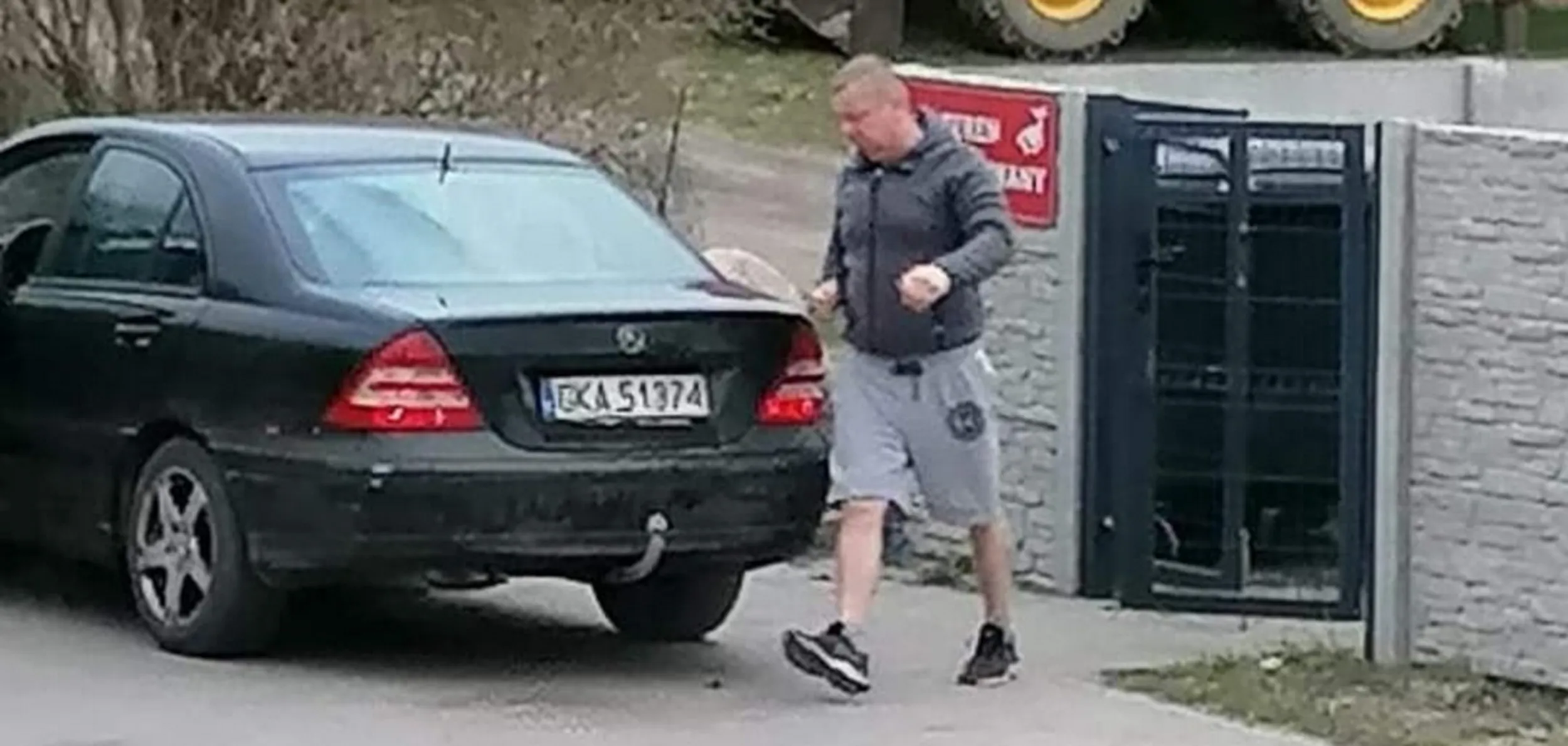 podrzuca śmieci do prywatnych gospodarstw...