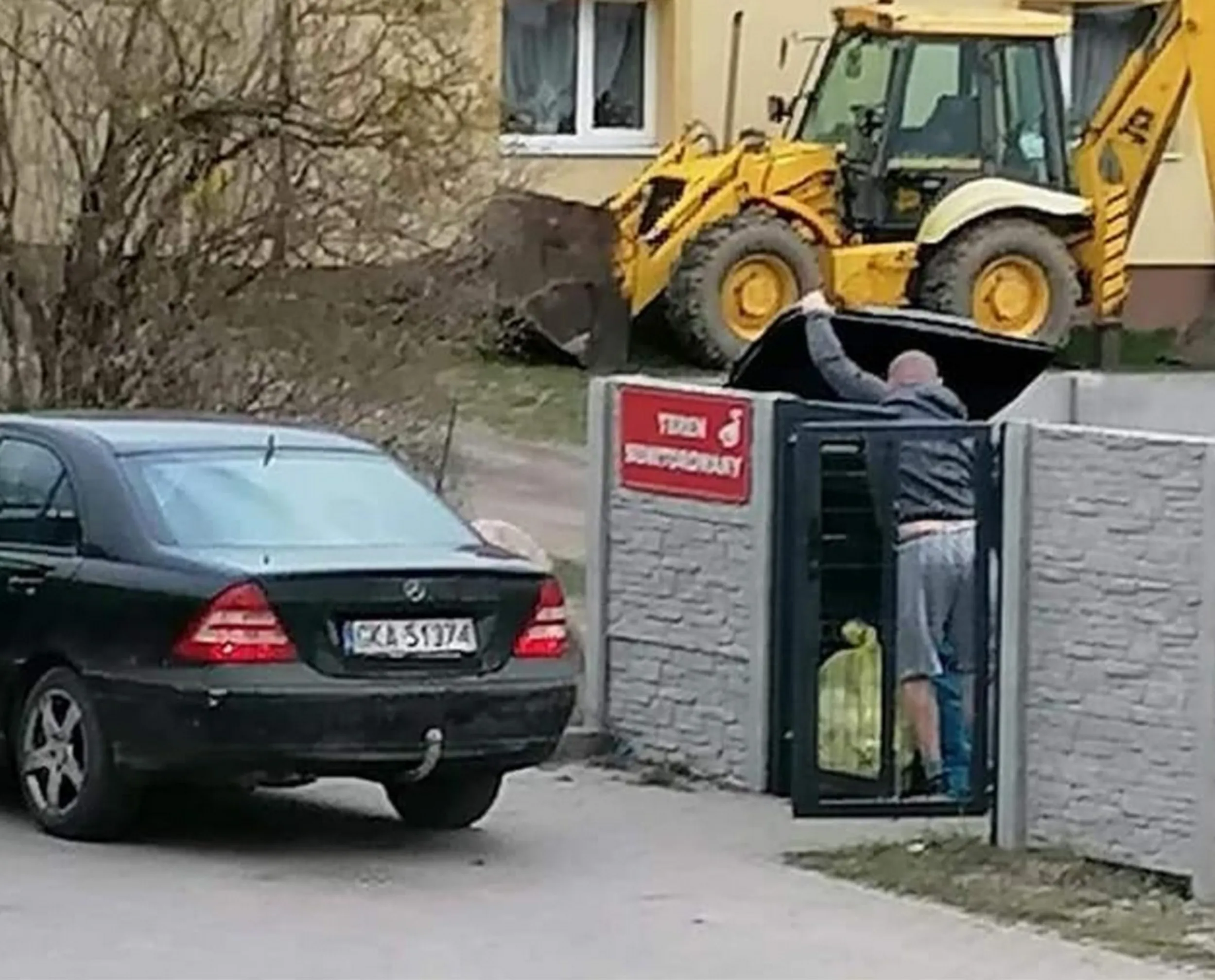 podrzuca śmieci do prywatnych gospodarstw...