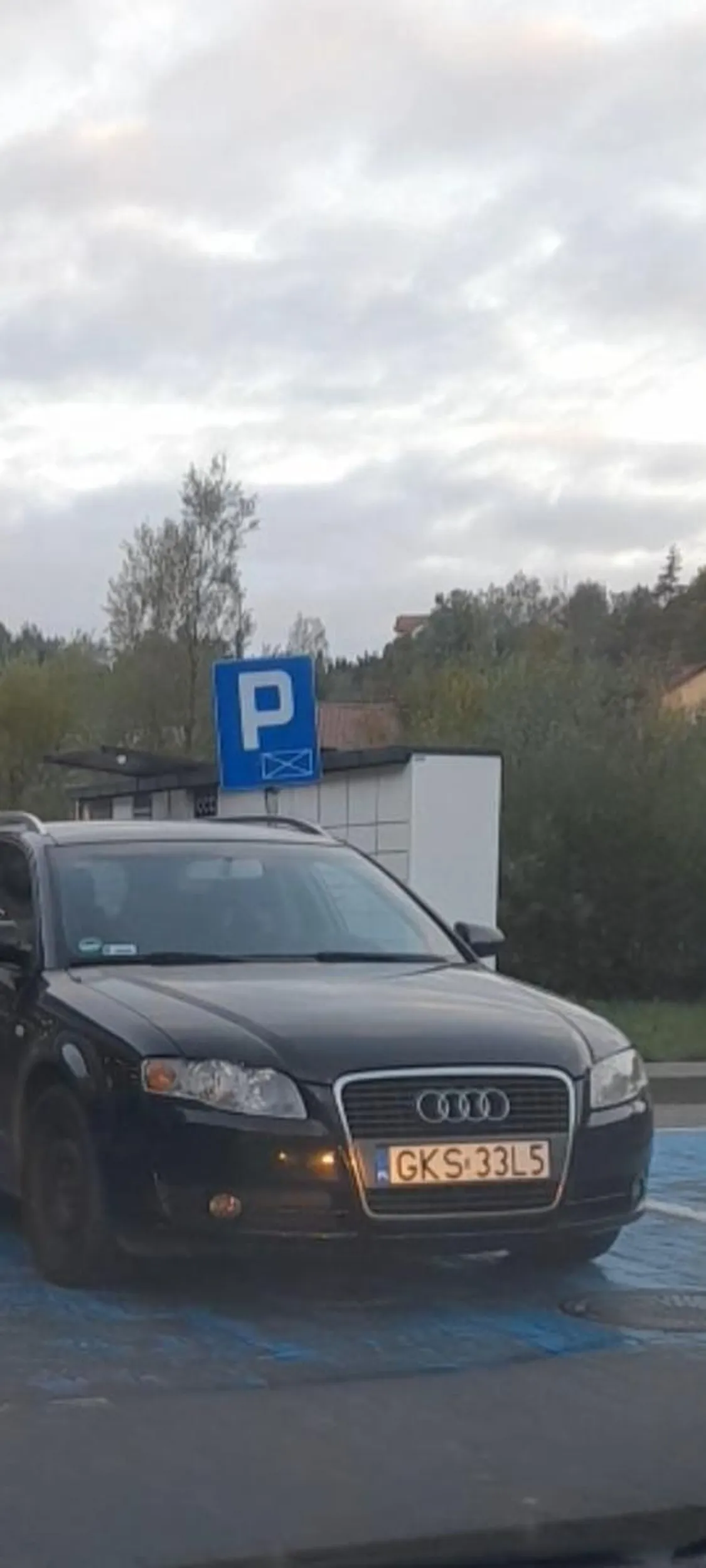 To jes miejsce dla niepełnosprawnych ty na taką nie wyglądałaś jak biegłaś do sklepu gdzie plakietka ze możesz tu parkowac