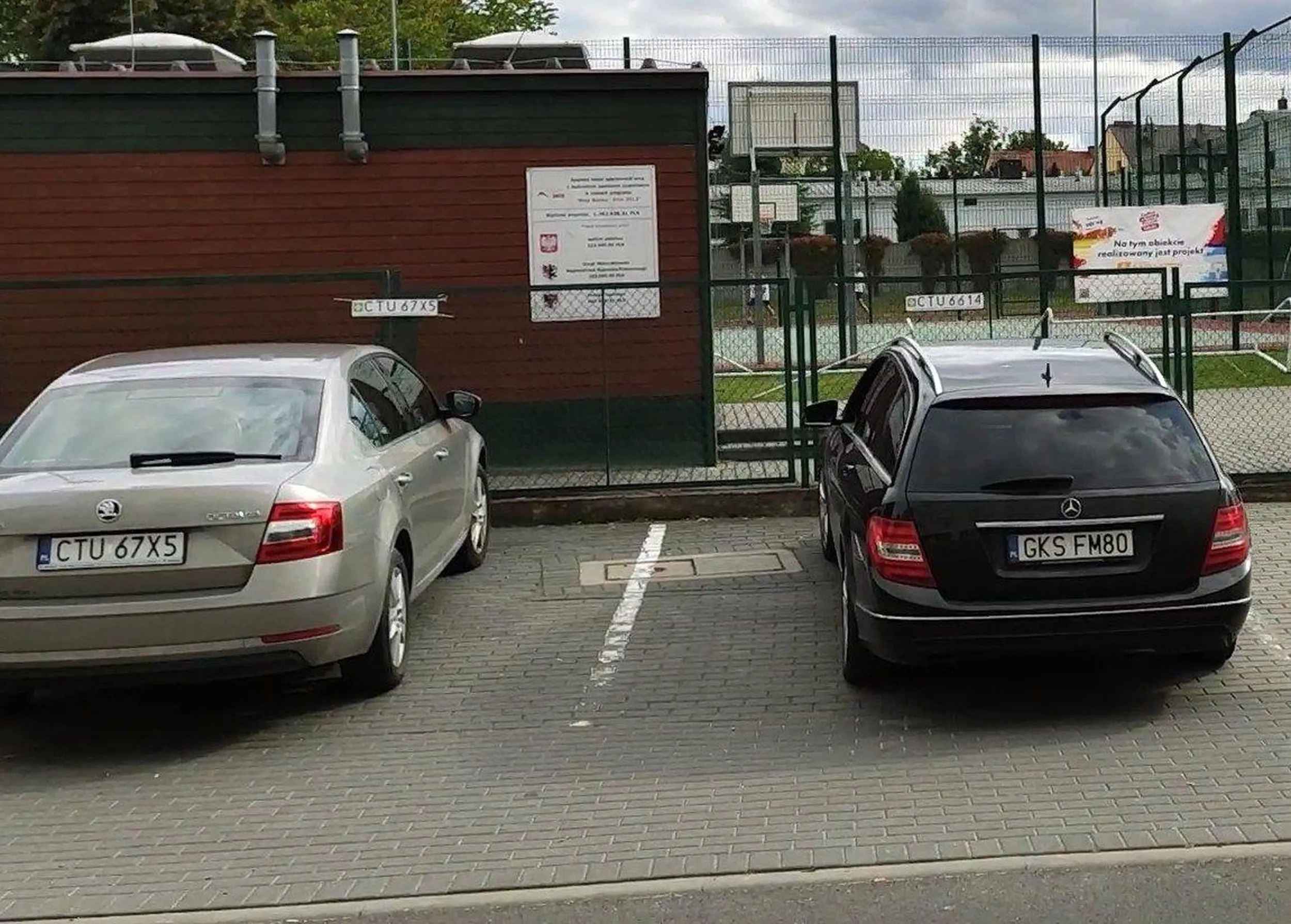 Panie kochany, zajmujesz moje miejsce. Przyjeżdżam do pracy i  mam parkować na miejscu mojej koleżanki? Tak się nie robi...