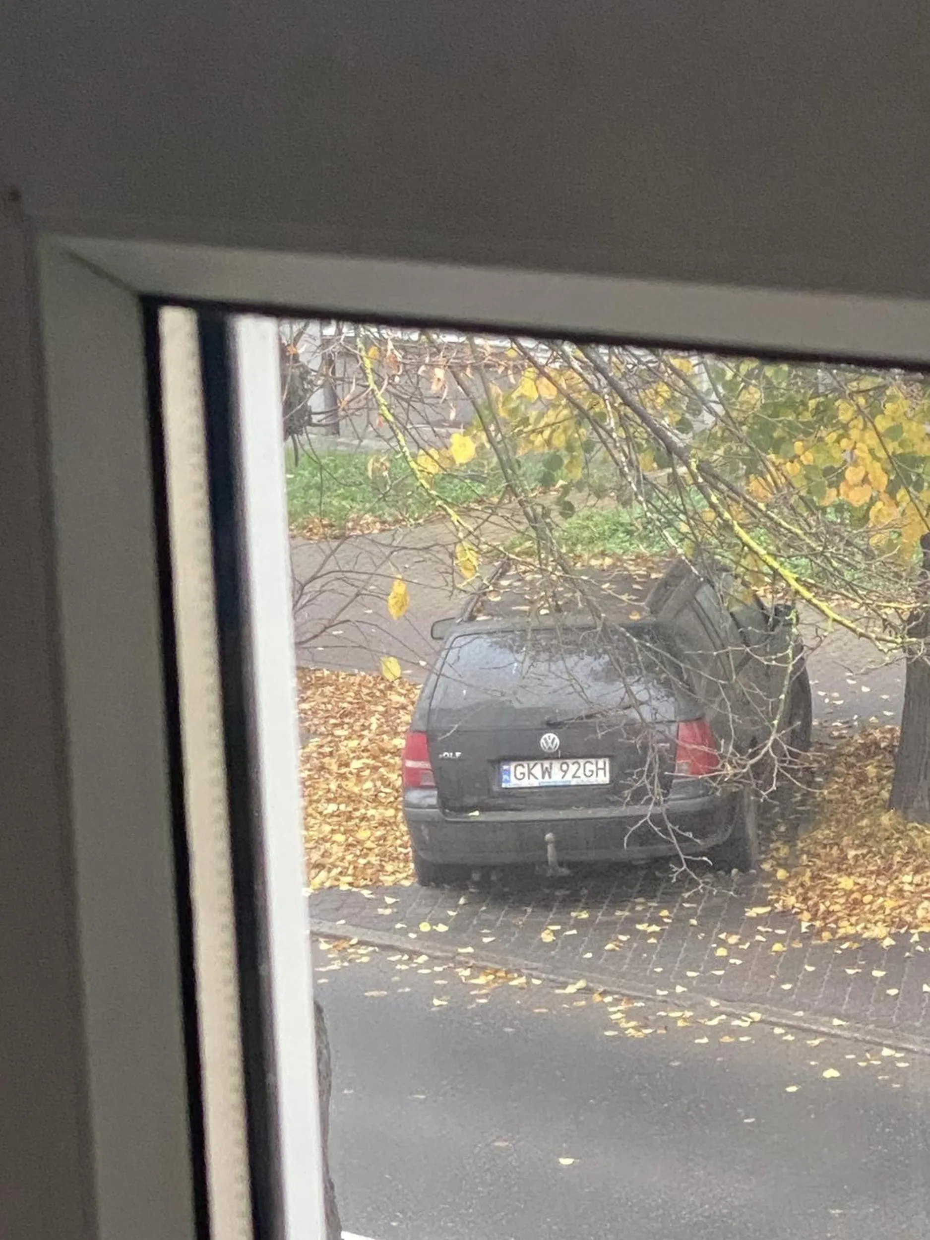 Chłop stoji mi pod domem 4 miesiące