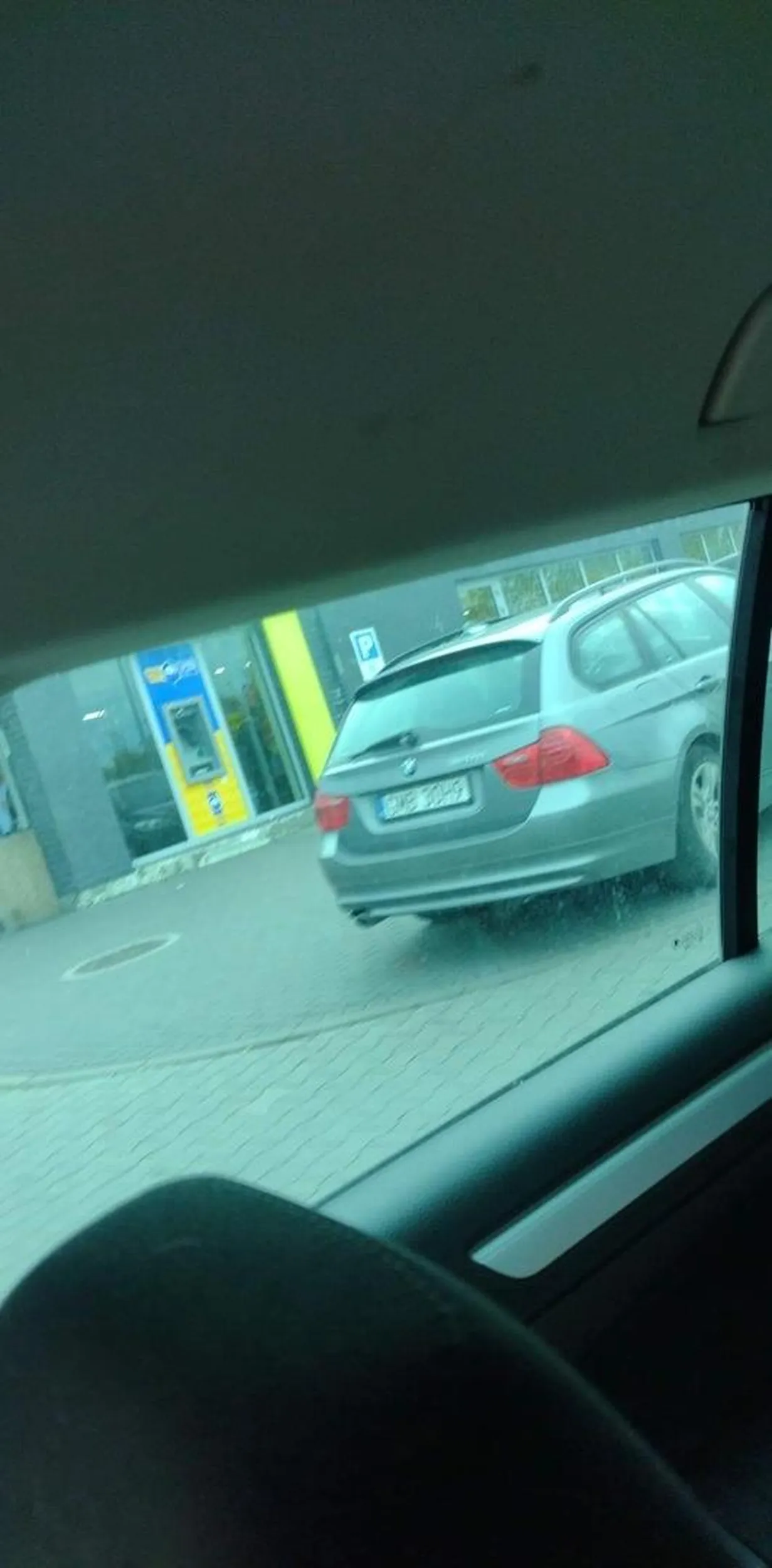 Dosłownie mistrz parkowania xd widać ze typowy kierowca BMW co myśli ze mu wszytko wolno